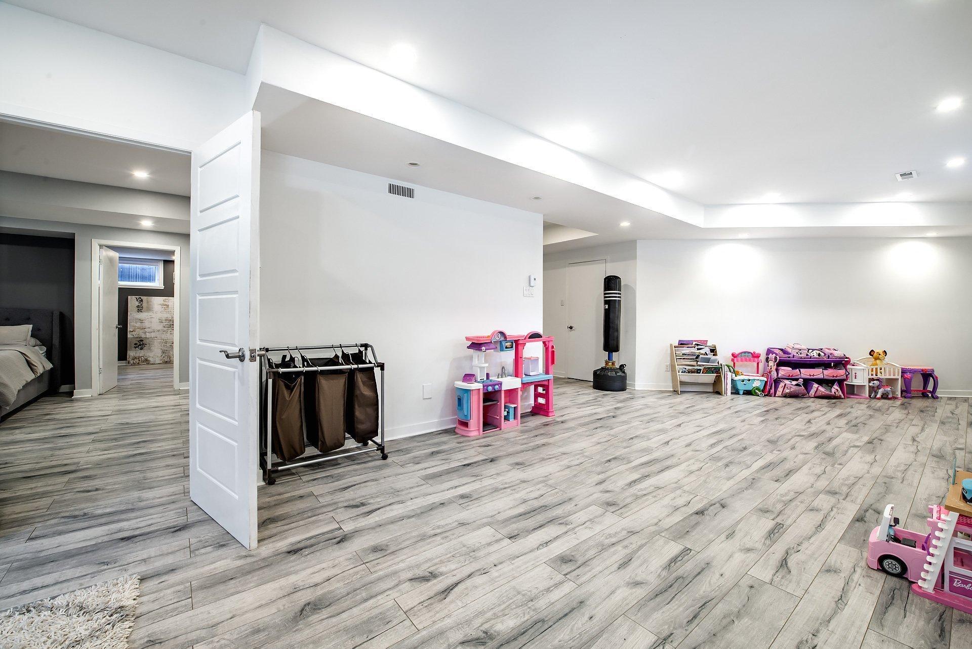









5886


Av. Beethoven

,
Côte-Saint-Luc,




QC
H4W3C8

