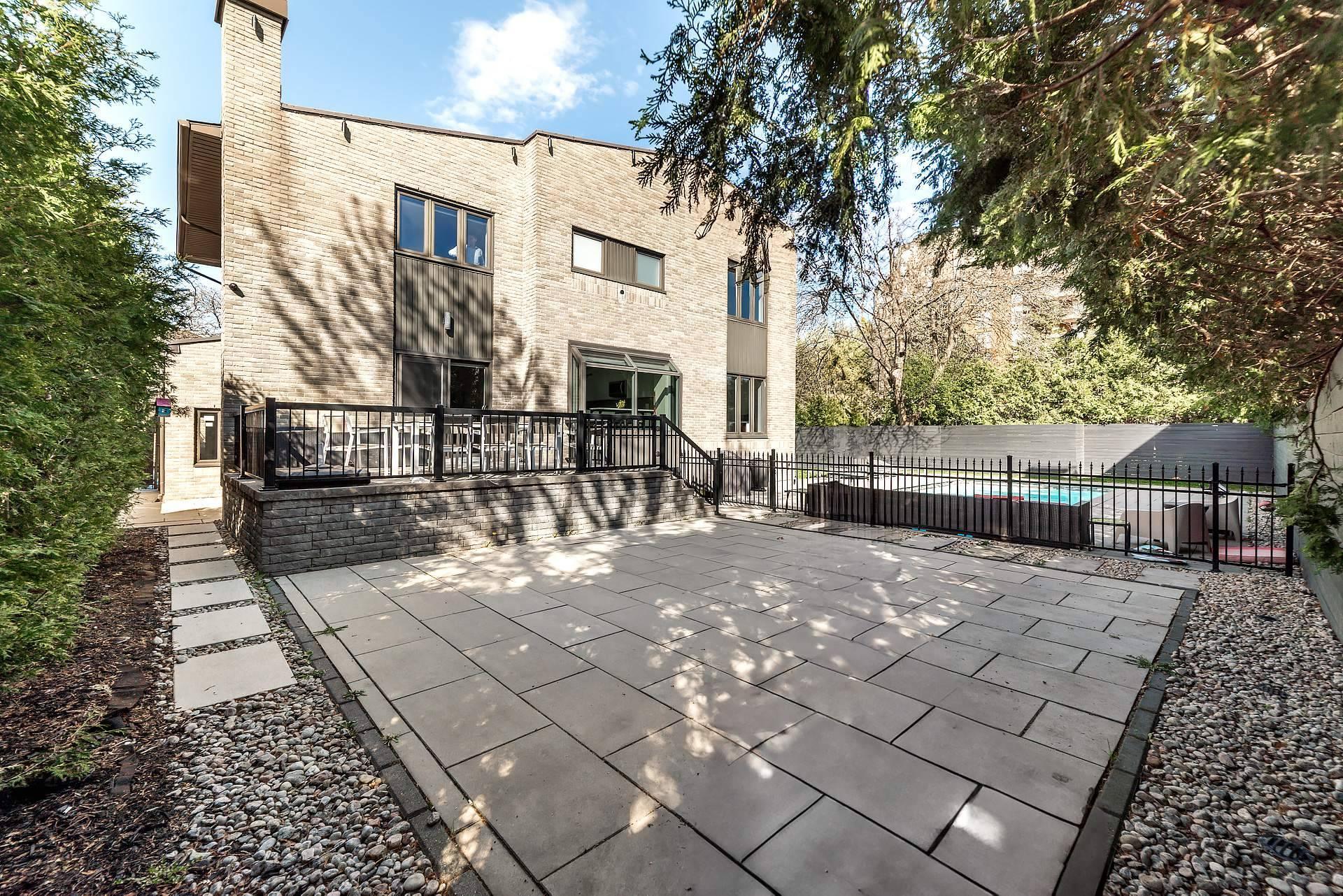 









5886


Av. Beethoven

,
Côte-Saint-Luc,




QC
H4W3C8

