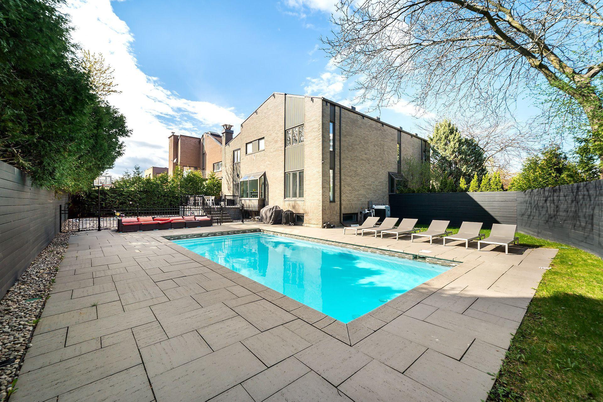 









5886


Av. Beethoven

,
Côte-Saint-Luc,




QC
H4W3C8

