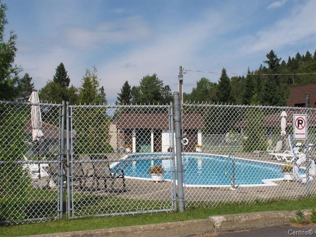 









208


Rue Desjardins

,
Sainte-Agathe-des-Monts,




QC
J8C2W9


