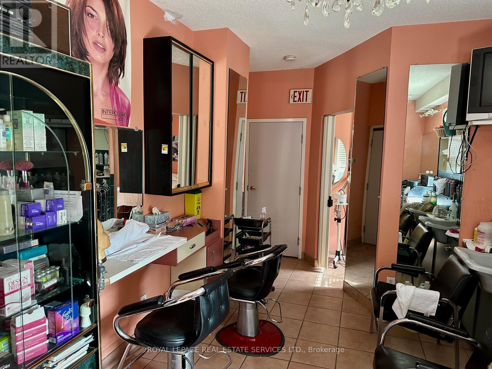 












MAIN FLOOR - 39 SOUTH STATION STREET SW

,
Toronto,




Ontario
M9N2B2

