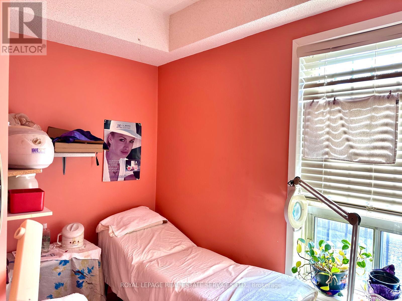 












MAIN FLOOR - 39 SOUTH STATION STREET SW

,
Toronto,




Ontario
M9N2B2

