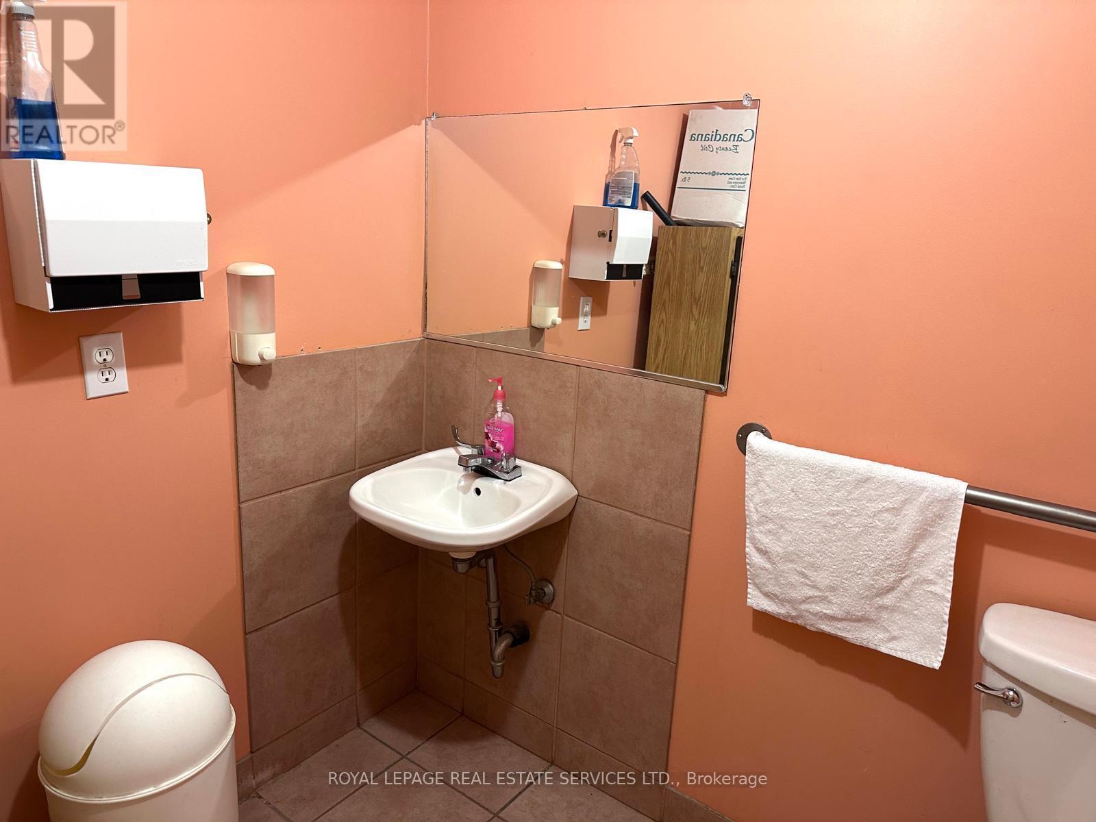 












MAIN FLOOR - 39 SOUTH STATION STREET SW

,
Toronto,




Ontario
M9N2B2

