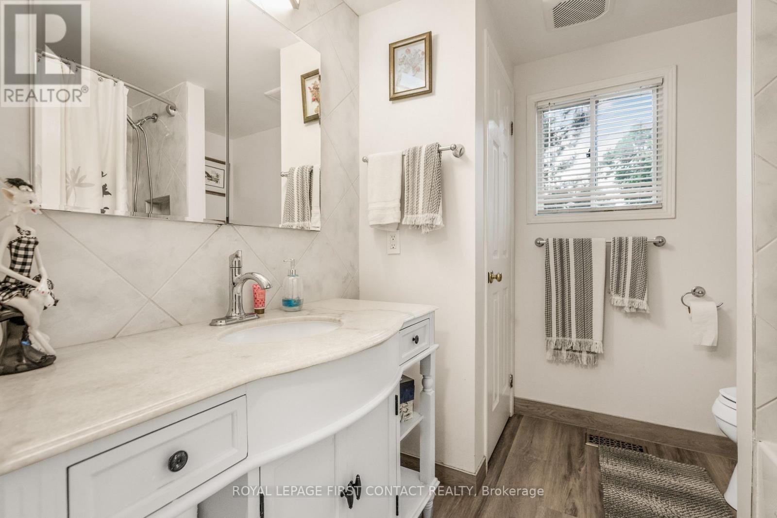 












20 COMFORTS COVE

,
Innisfil,




Ontario
L9S1S3

