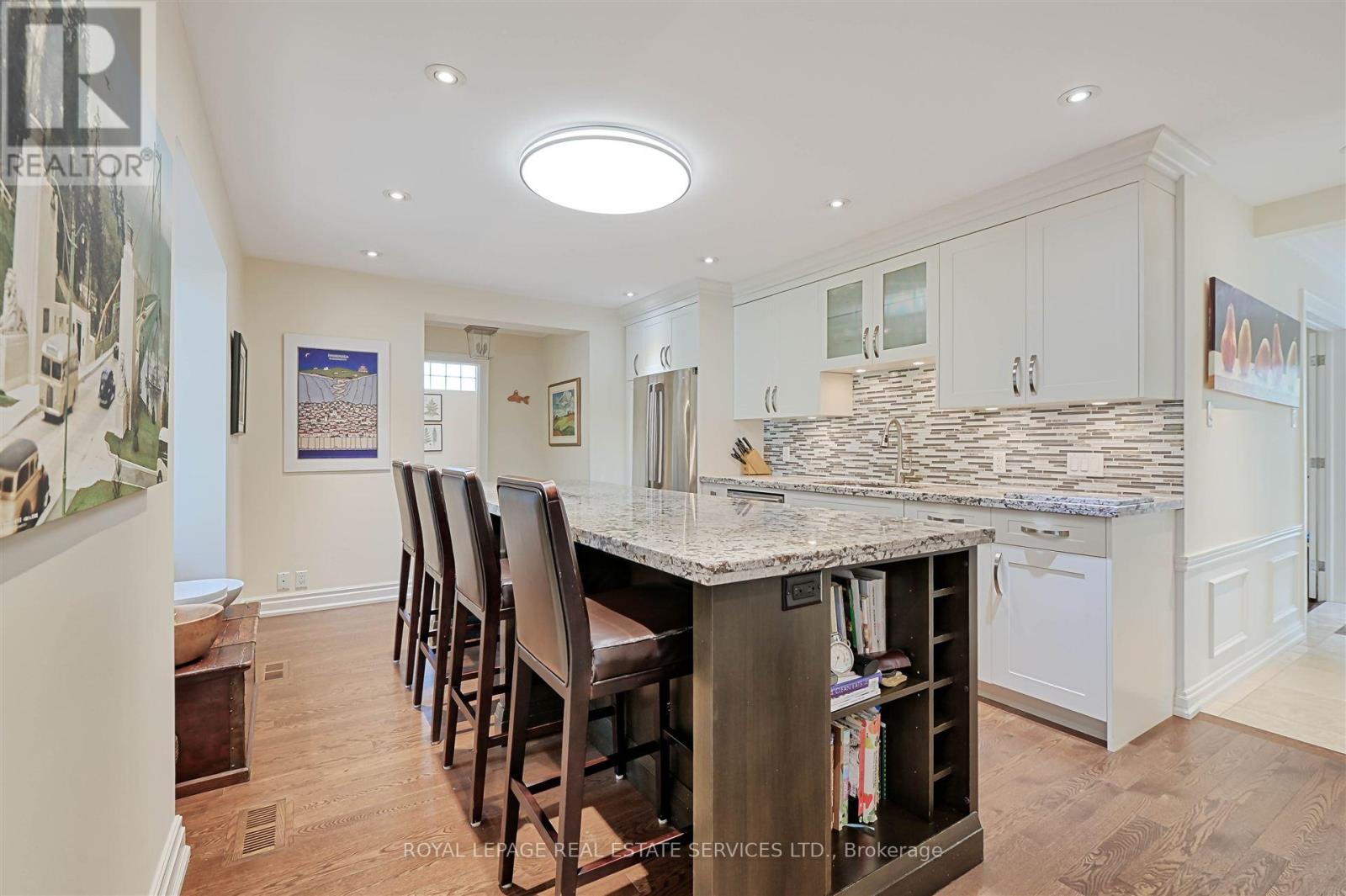 












230 THE KINGSWAY

,
Toronto,




Ontario
M9A3T5

