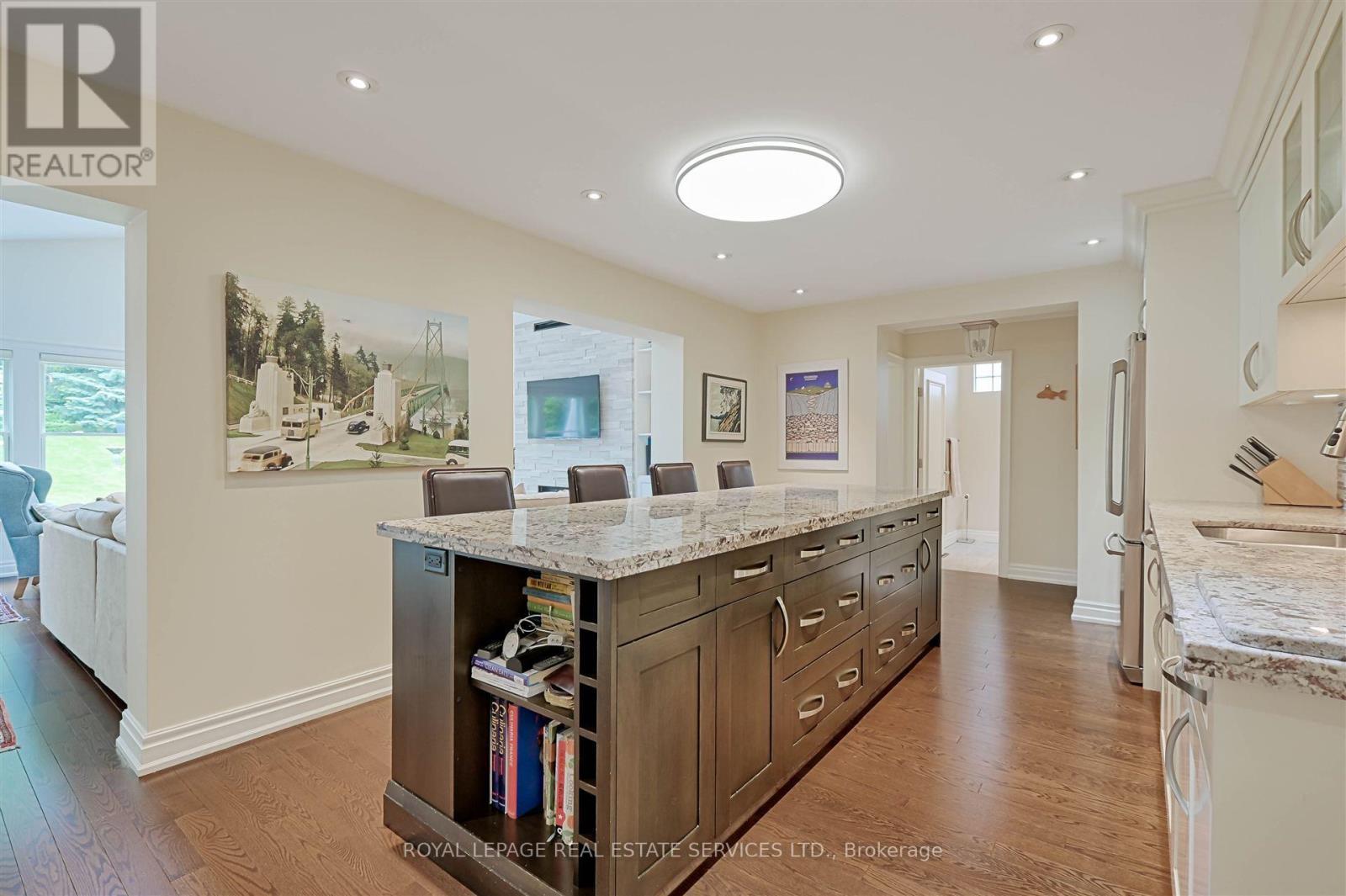 












230 THE KINGSWAY

,
Toronto,




Ontario
M9A3T5

