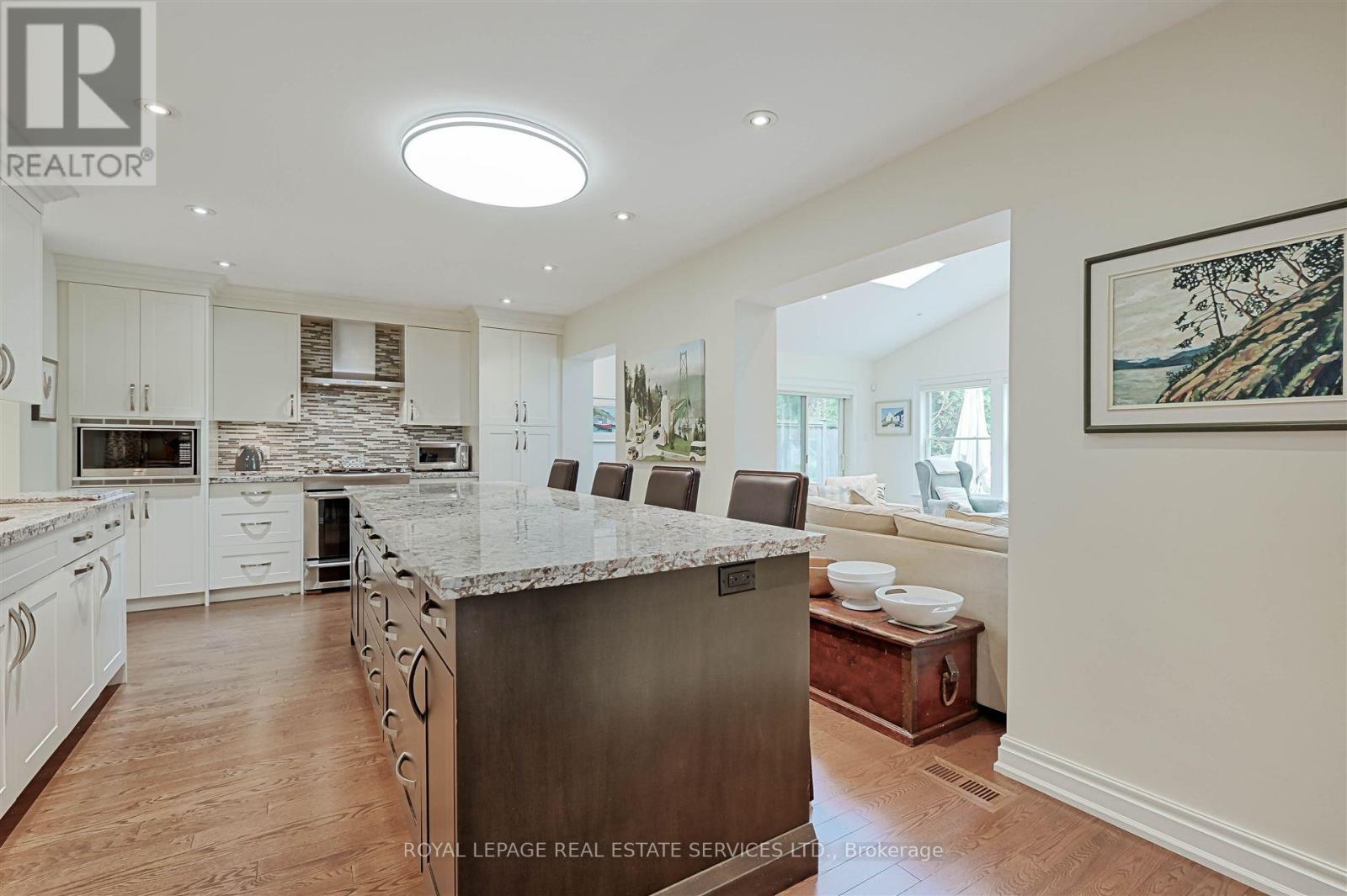 












230 THE KINGSWAY

,
Toronto,




Ontario
M9A3T5

