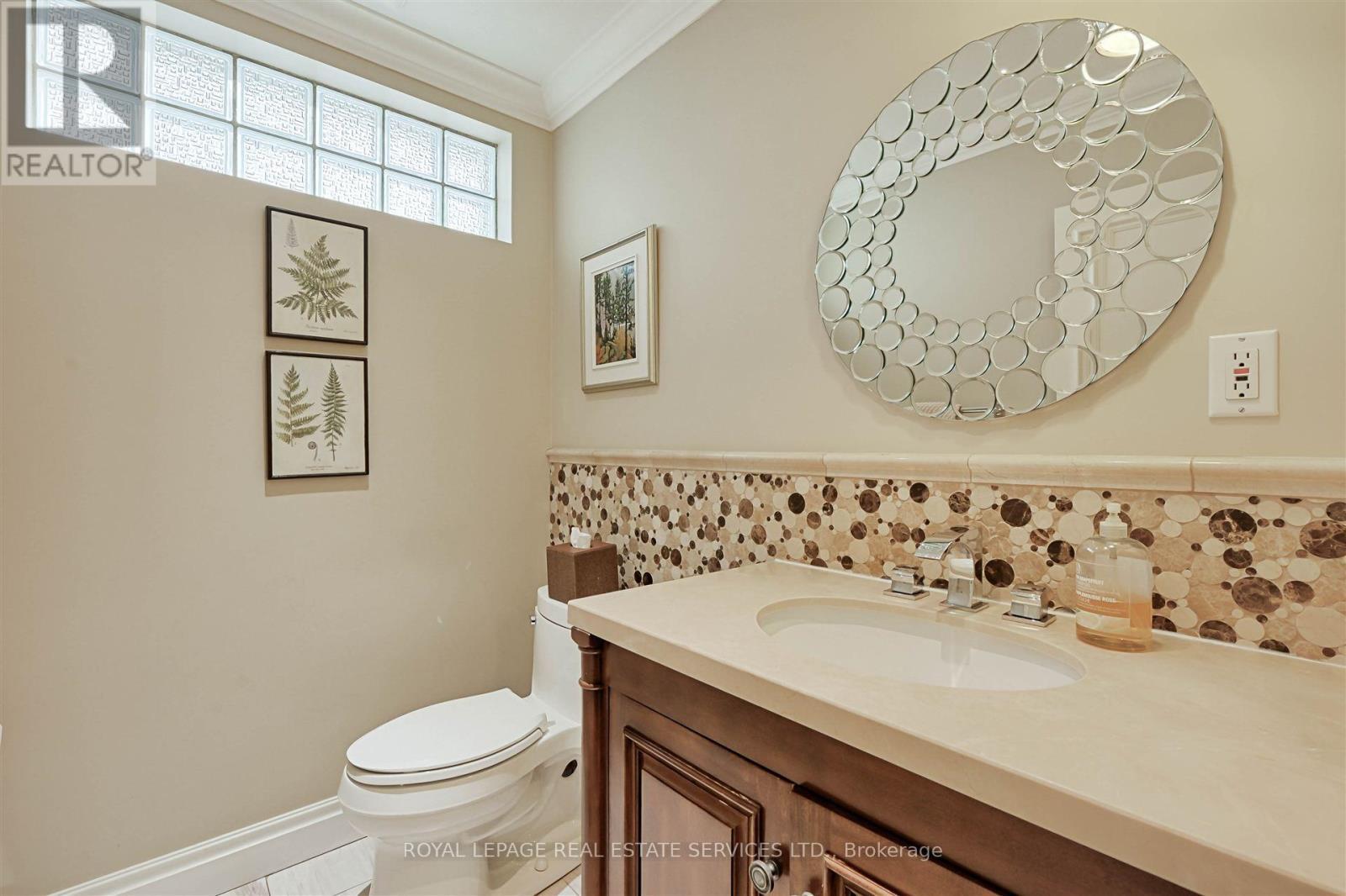 












230 THE KINGSWAY

,
Toronto,




Ontario
M9A3T5

