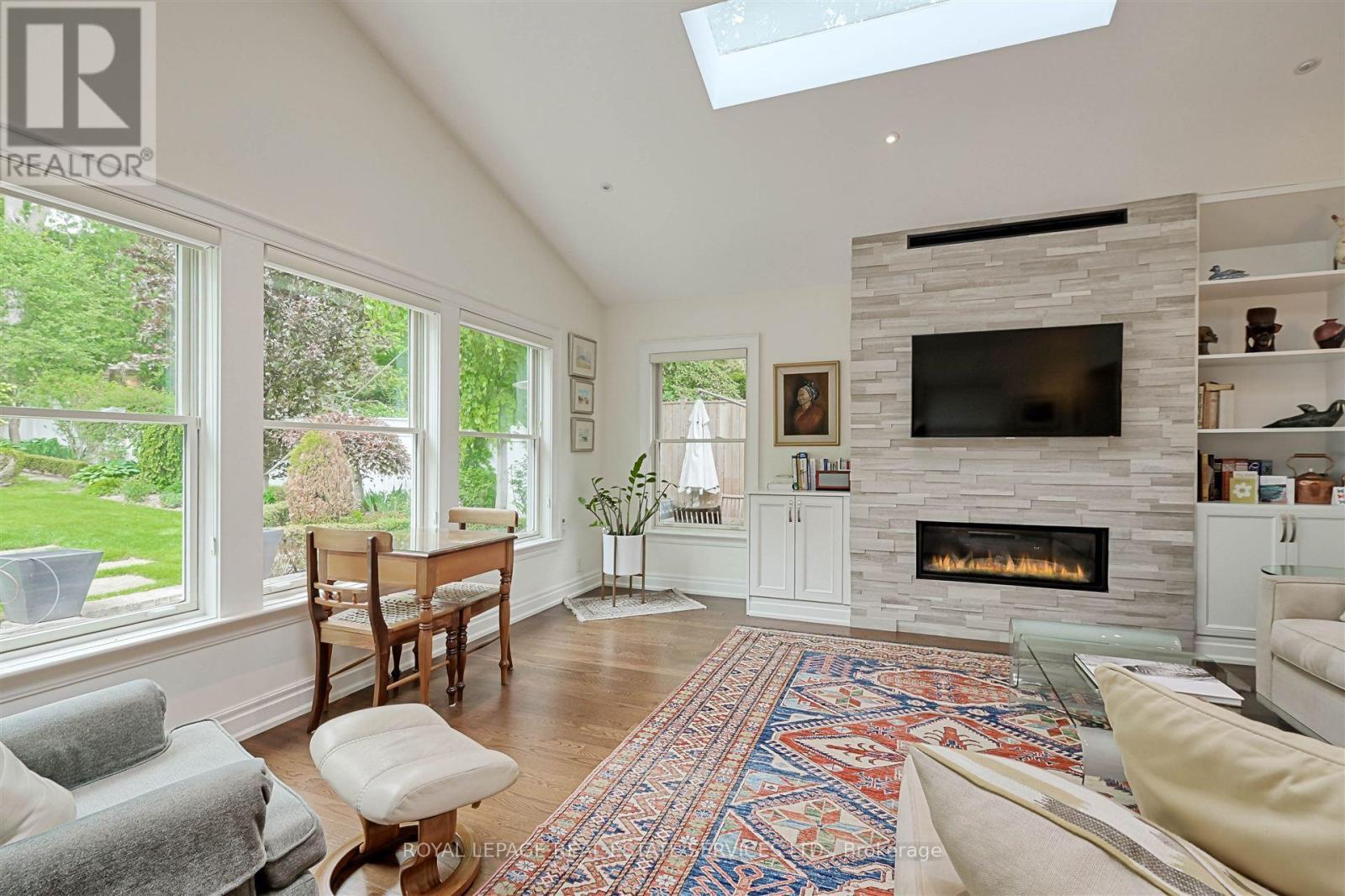 












230 THE KINGSWAY

,
Toronto,




Ontario
M9A3T5

