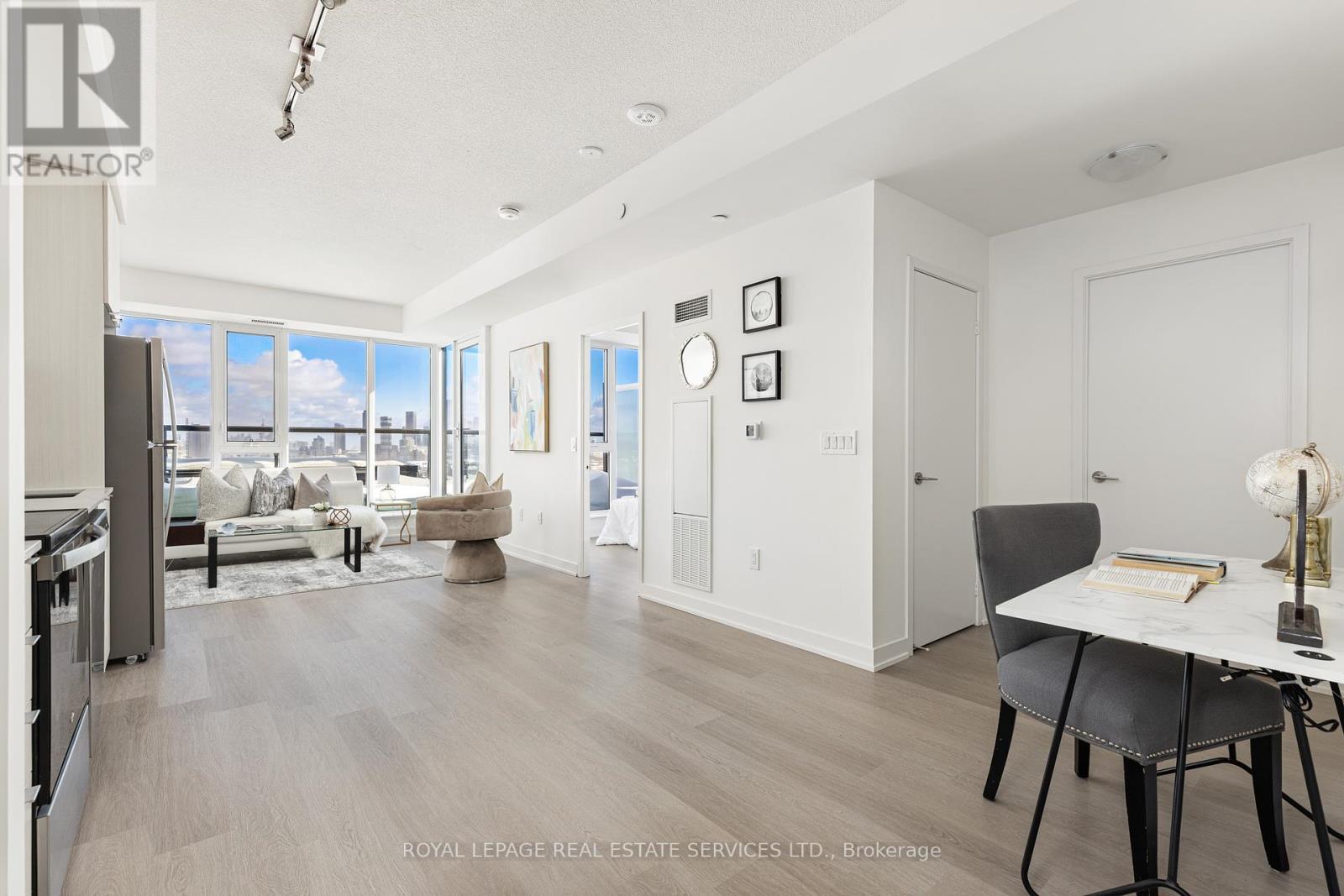 












911 - 859 THE QUEENSWAY

,
Toronto,




Ontario
M8Z1N8

