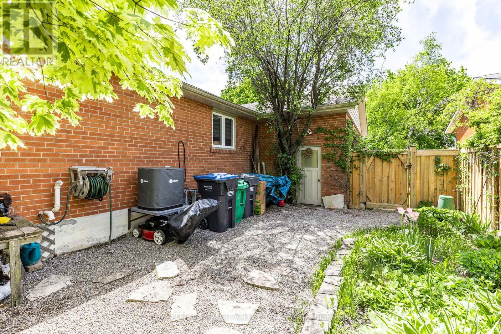 












24 LADORE DRIVE

,
Brampton,




Ontario
L6Y1V5


