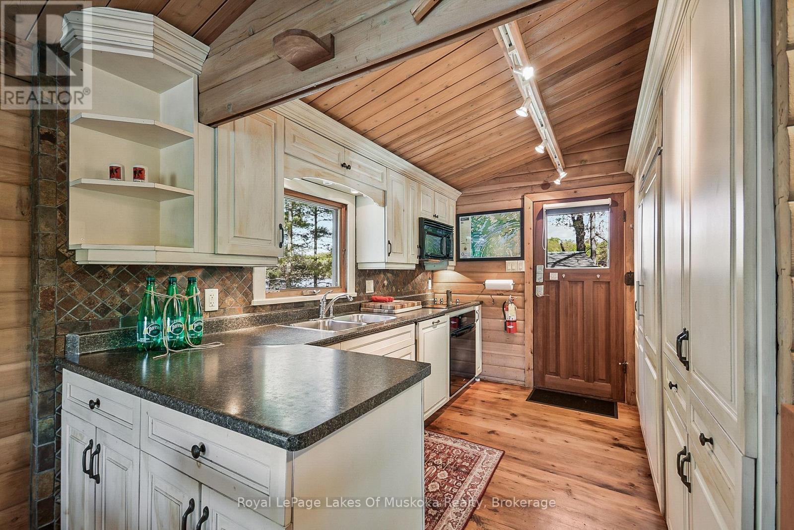 












71 EARLS ROAD

,
The Archipelago (Archipelago South),




Ontario
P0C1H0

