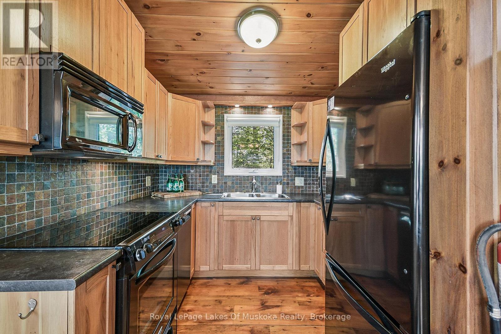












71 EARLS ROAD

,
The Archipelago (Archipelago South),




Ontario
P0C1H0

