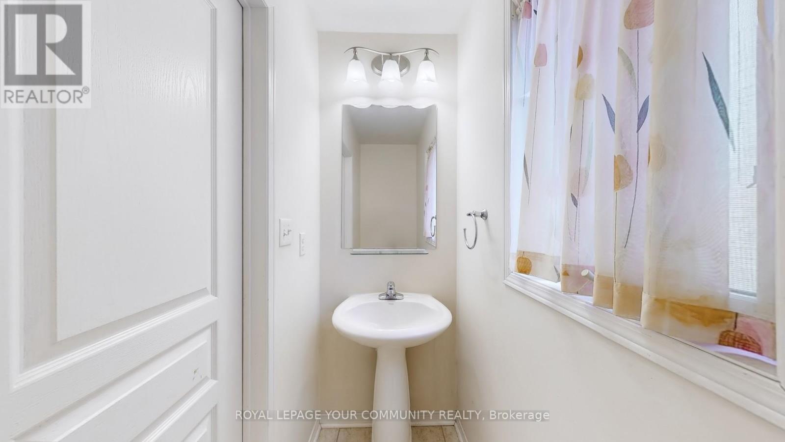 












44 OLD OAK LANE

,
Markham,




Ontario
L6B0K8

