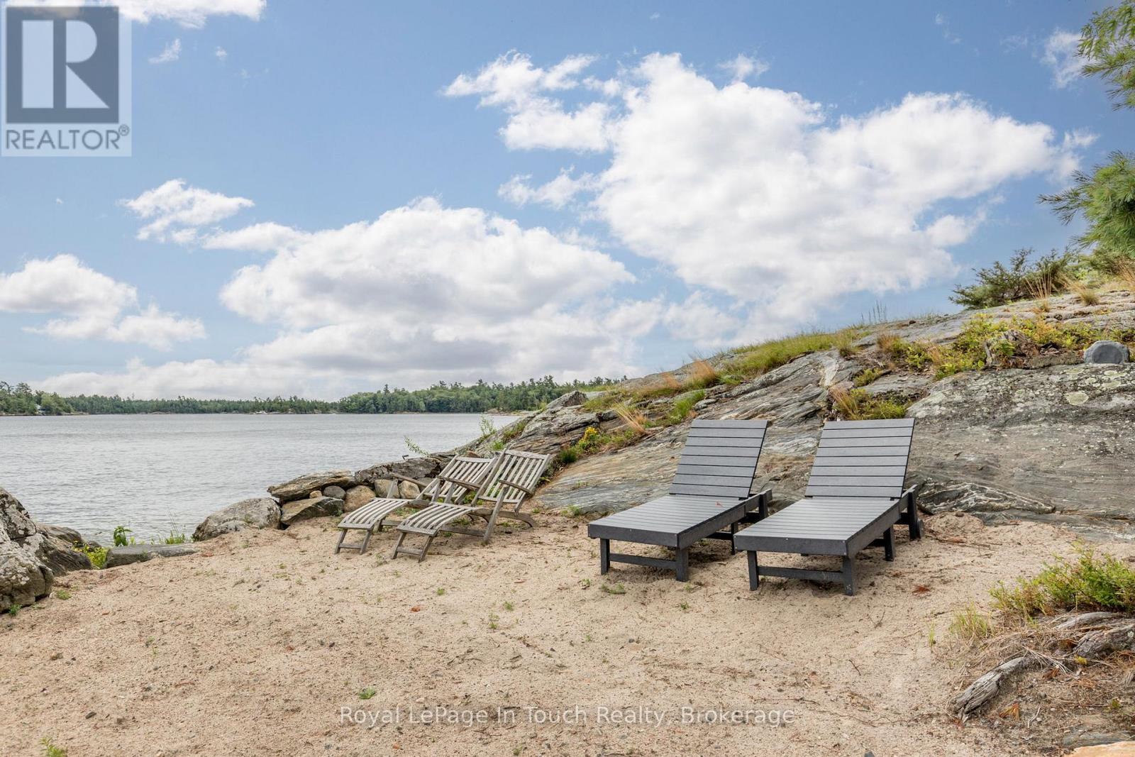 












B686-8 DERBYSHIRE ISLAND

,
The Archipelago (Archipelago),




Ontario
P2A1T4

