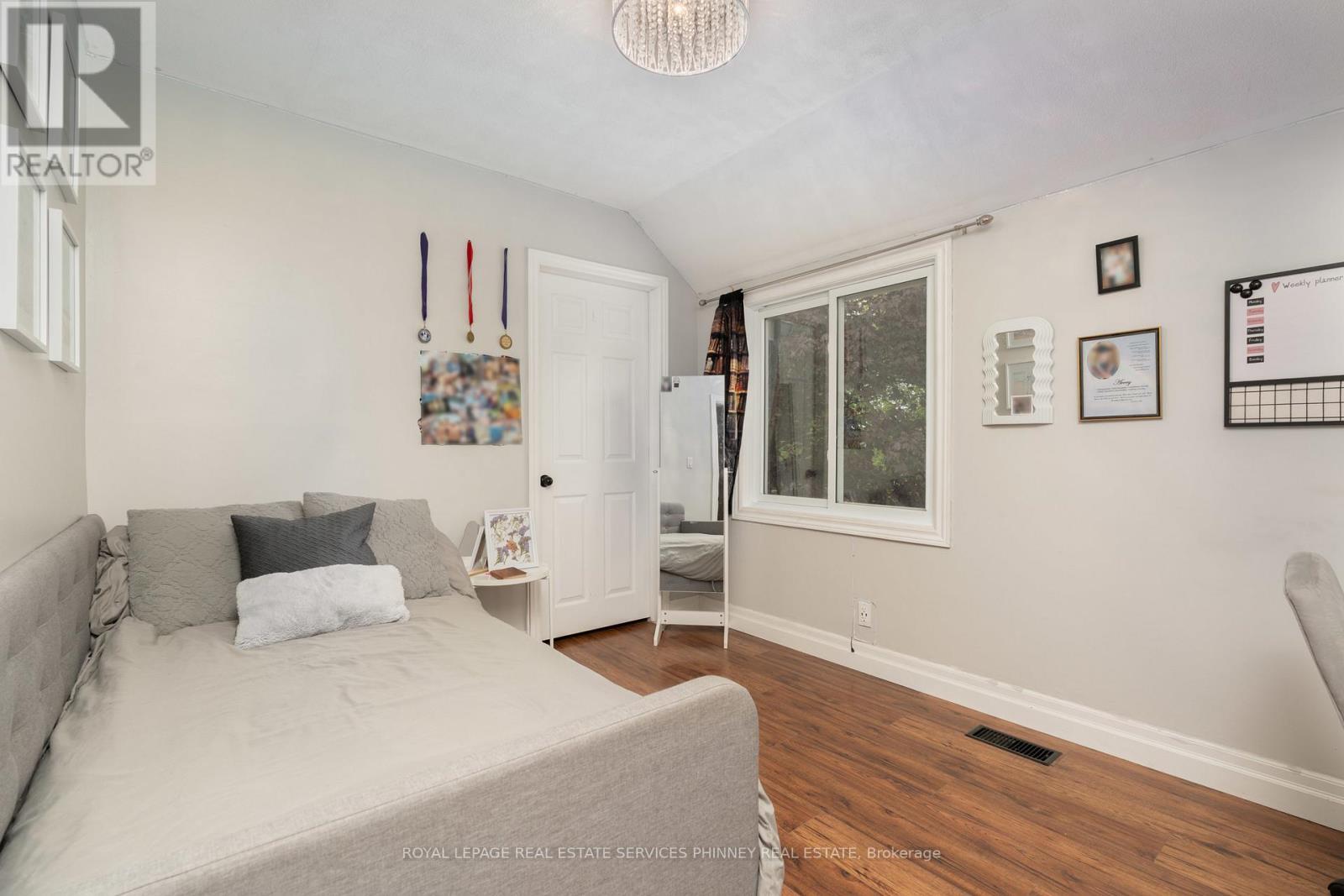 












904 ROBINSON ROAD

,
Haldimand,




Ontario
N1A2W1

