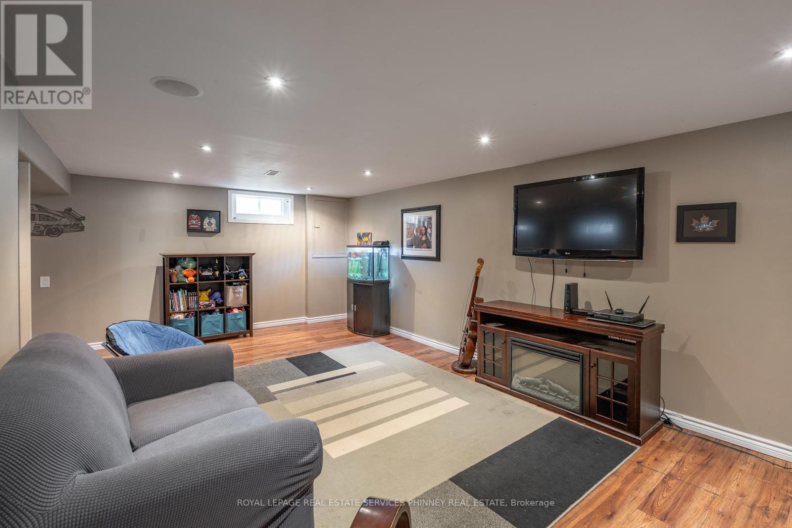 












904 ROBINSON ROAD

,
Haldimand,




Ontario
N1A2W1


