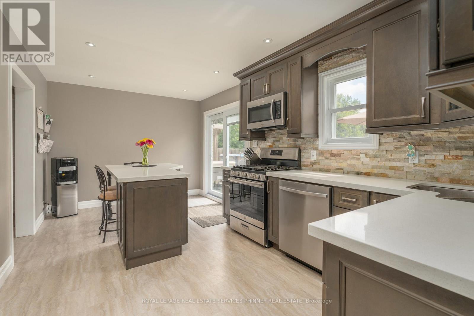 












904 ROBINSON ROAD

,
Haldimand,




Ontario
N1A2W1

