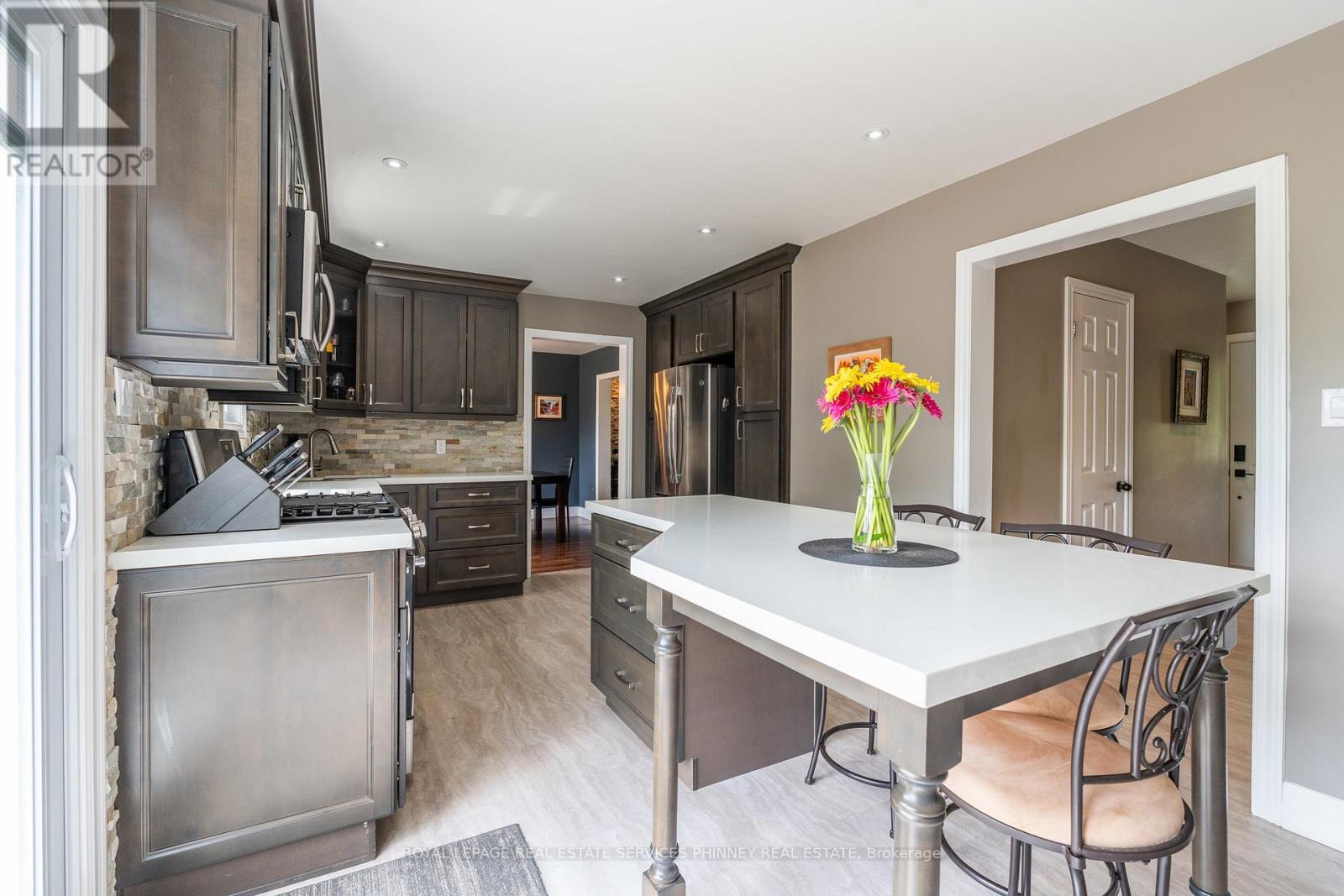 












904 ROBINSON ROAD

,
Haldimand,




Ontario
N1A2W1


