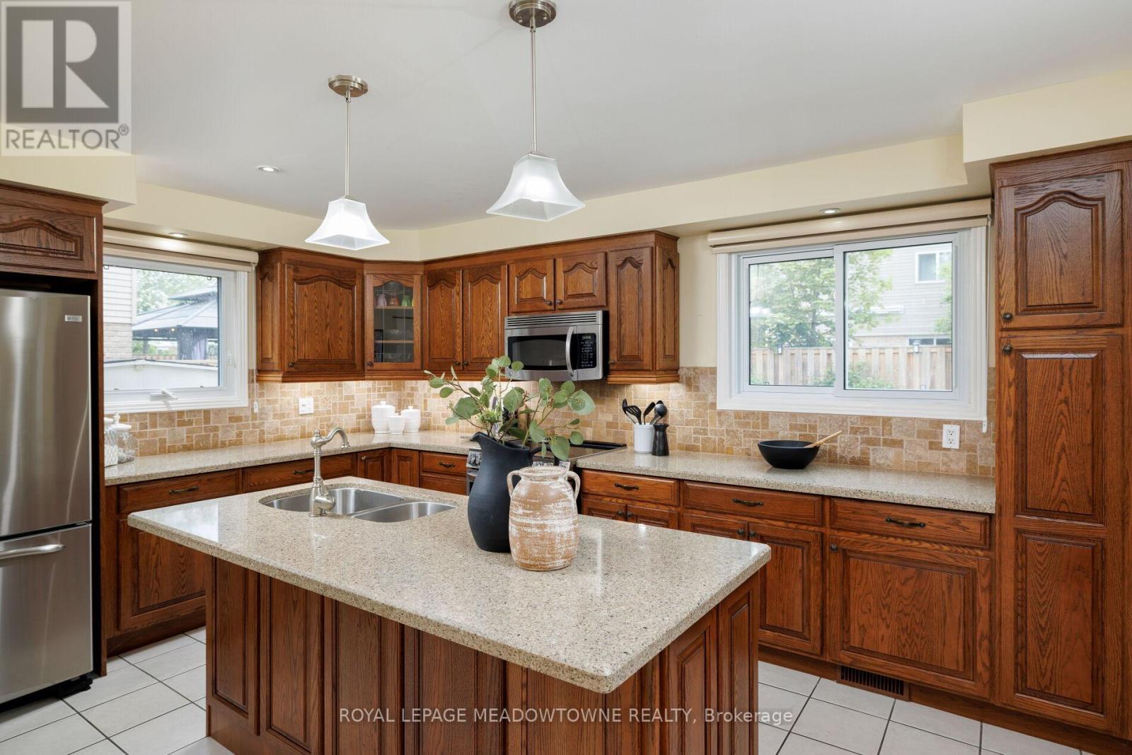 












521 VANIER DRIVE

,
Milton,




Ontario
L9T4S3


