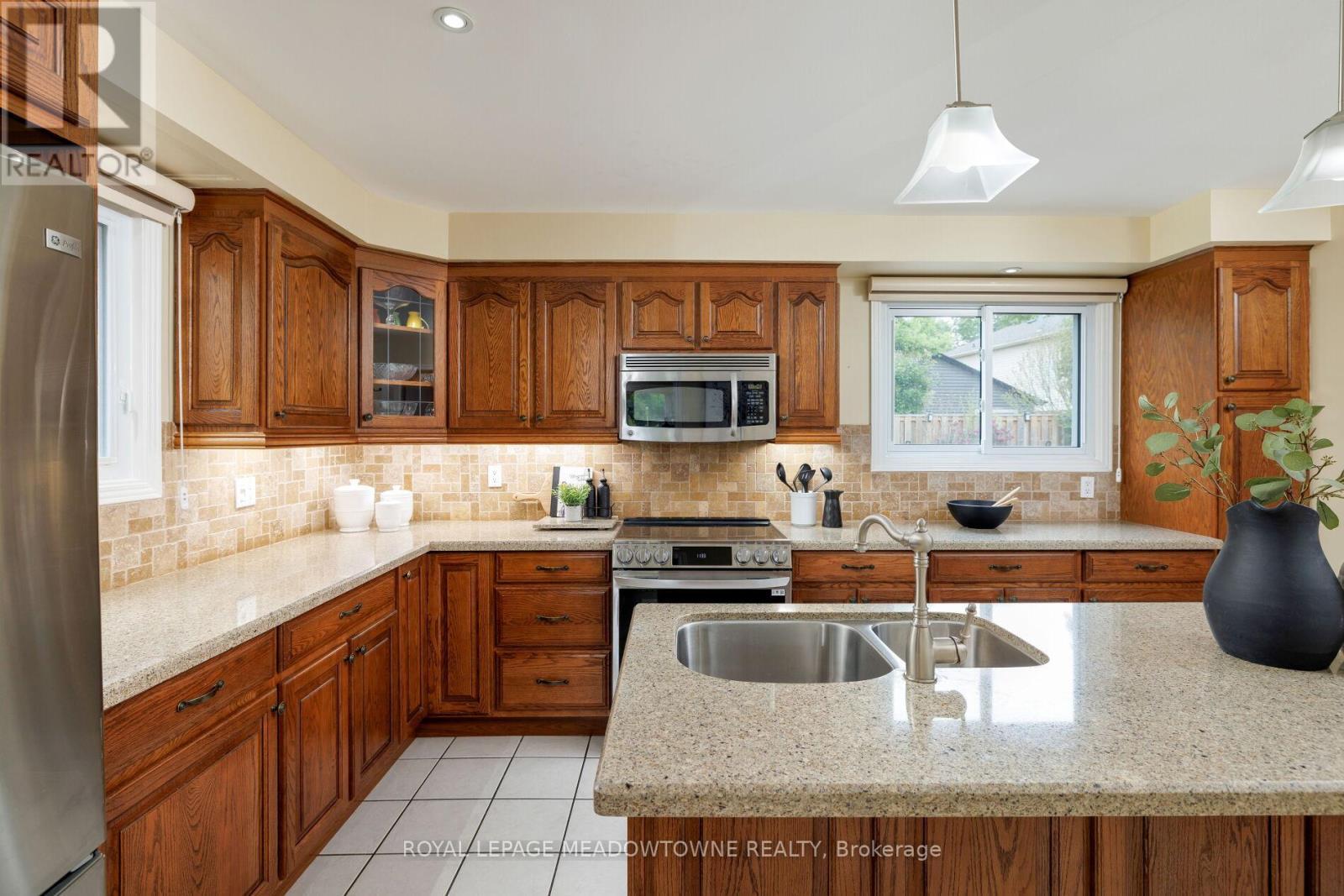 












521 VANIER DRIVE

,
Milton,




Ontario
L9T4S3

