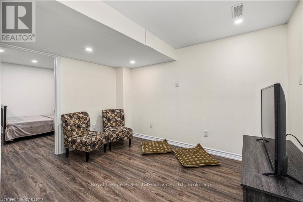 












106 HANSON CRESCENT

,
Milton (SC Scott),




Ontario
L9T8L5

