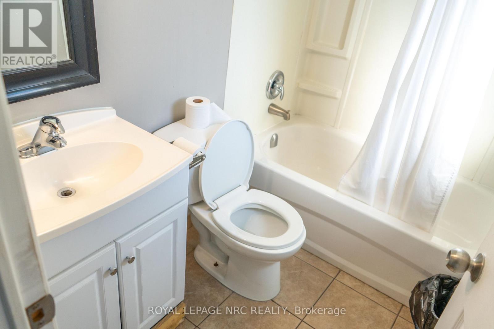 












7895 LUNDY'S LANE

,
Niagara Falls (Ascot),




Ontario
L2H1H3

