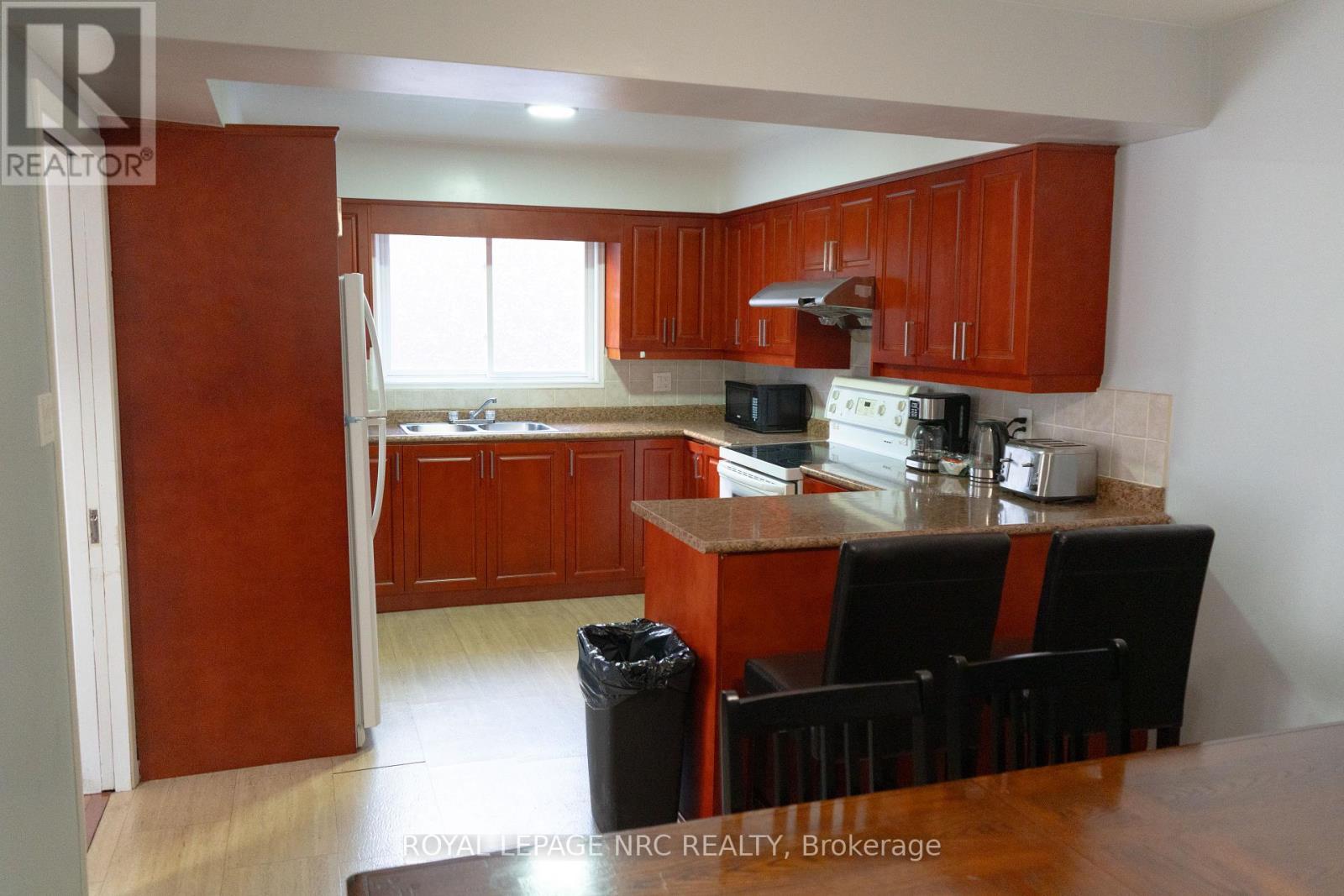 












7895 LUNDY'S LANE

,
Niagara Falls (Ascot),




Ontario
L2H1H3

