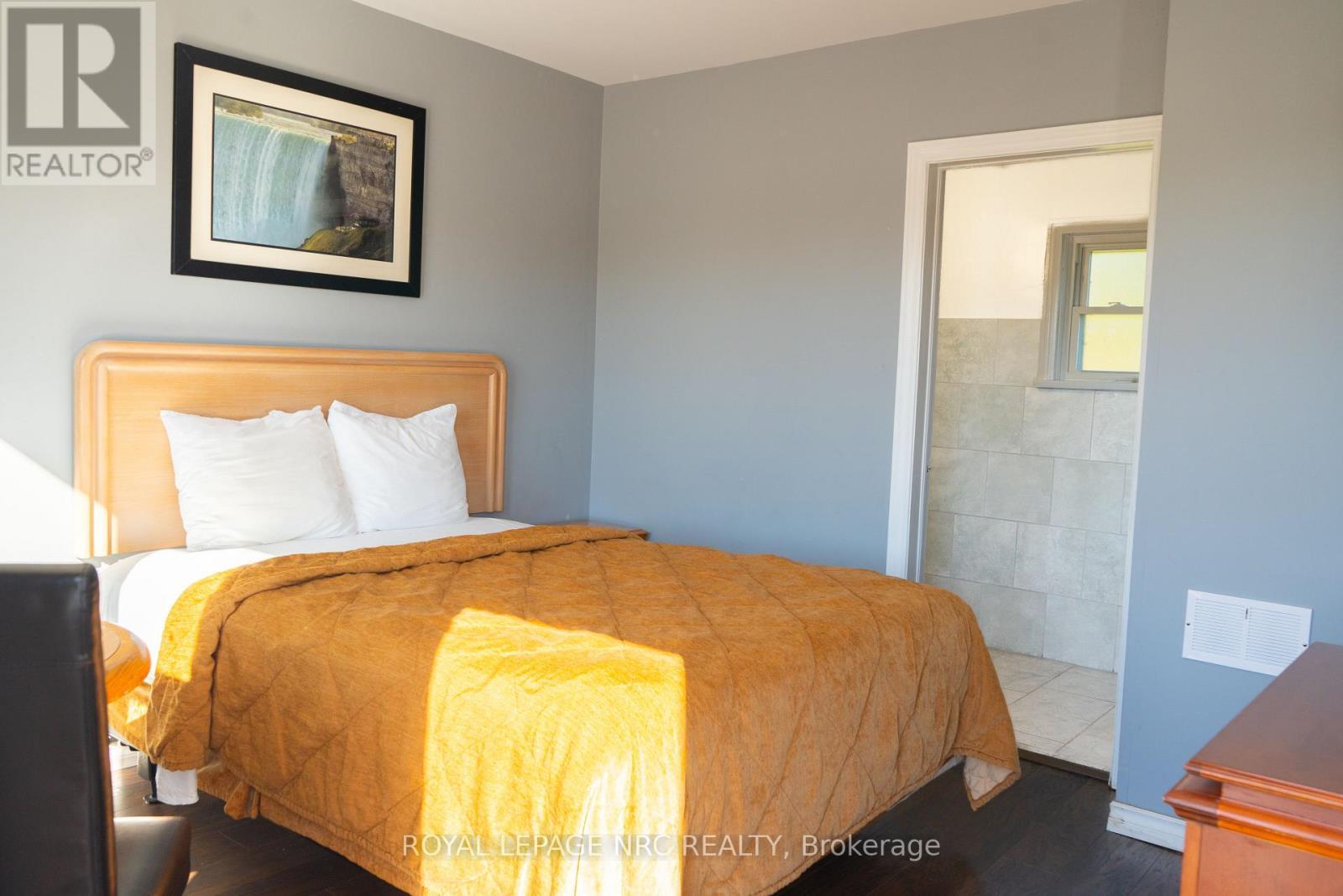 












7895 LUNDY'S LANE

,
Niagara Falls (Ascot),




Ontario
L2H1H3

