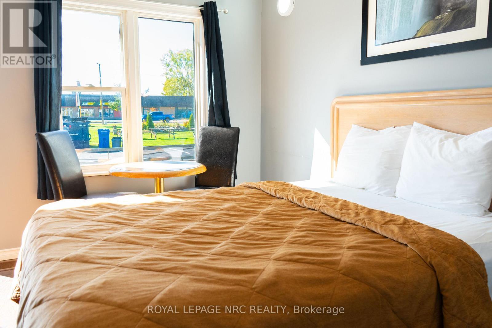 












7895 LUNDY'S LANE

,
Niagara Falls (Ascot),




Ontario
L2H1H3

