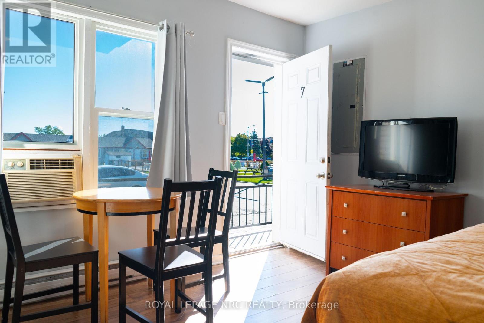 












7895 LUNDY'S LANE

,
Niagara Falls (Ascot),




Ontario
L2H1H3

