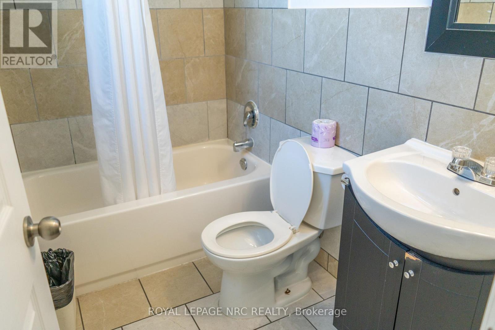 












7895 LUNDY'S LANE

,
Niagara Falls (Ascot),




Ontario
L2H1H3

