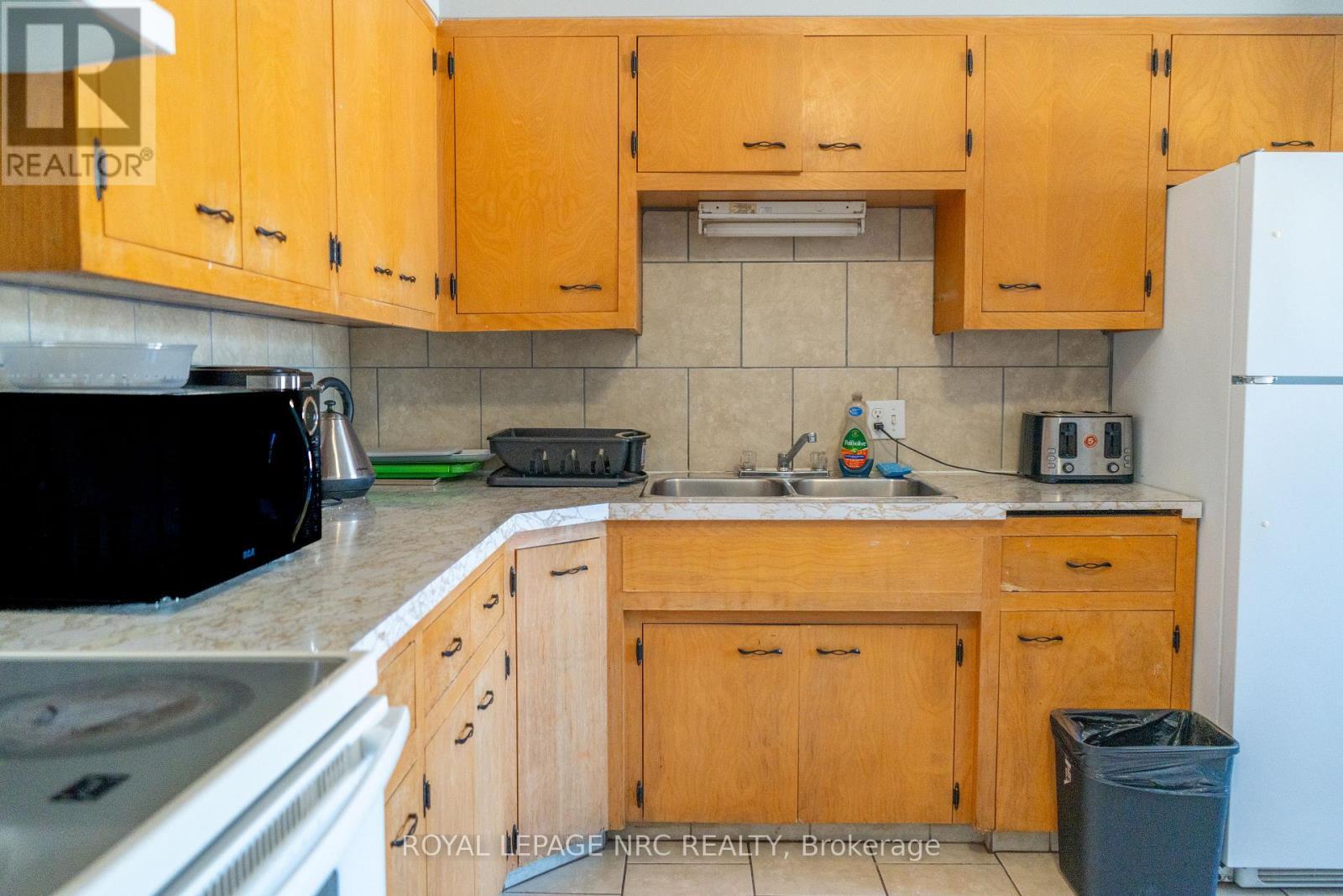 












7895 LUNDY'S LANE

,
Niagara Falls (Ascot),




Ontario
L2H1H3

