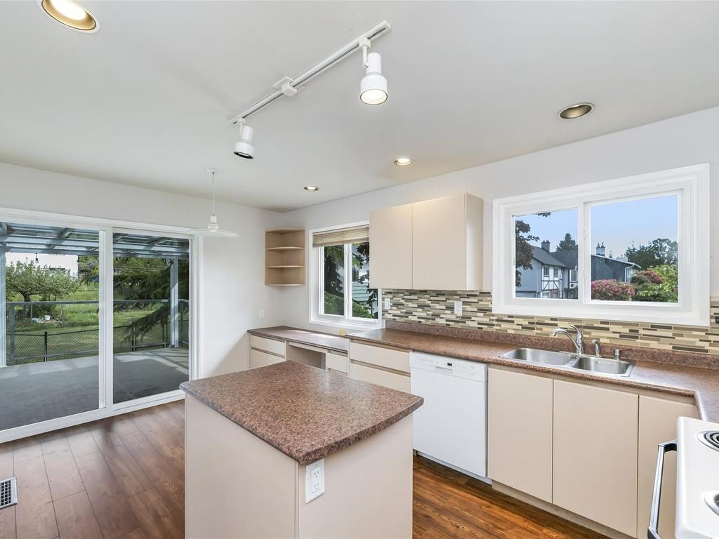 









1616


Sarita

Pl,
Saanich,




BC
V8N 3J4

