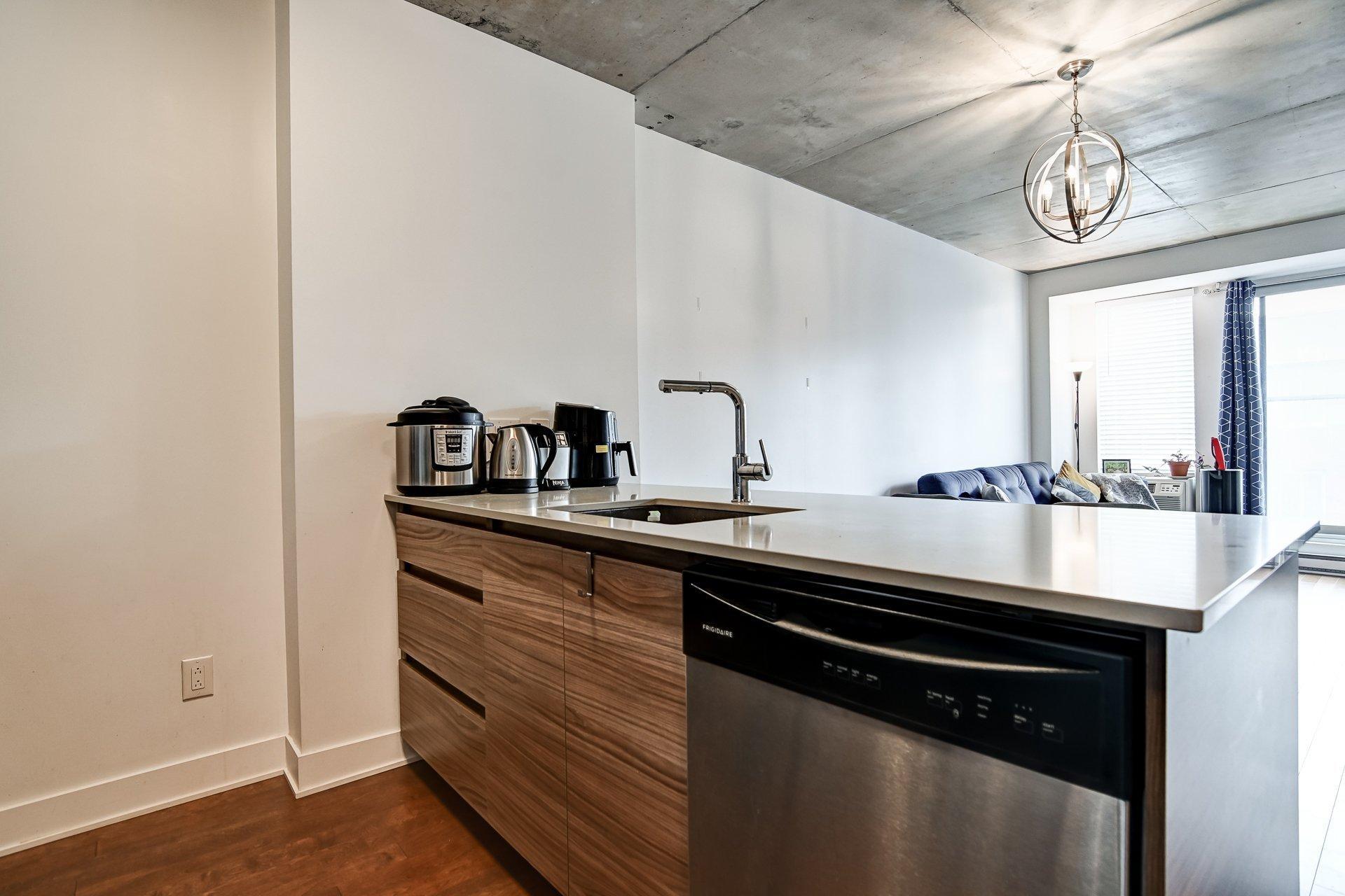 









235


Rue Peel

, 415,
Montréal (Le Sud-Ouest),




QC
H3C2G6

