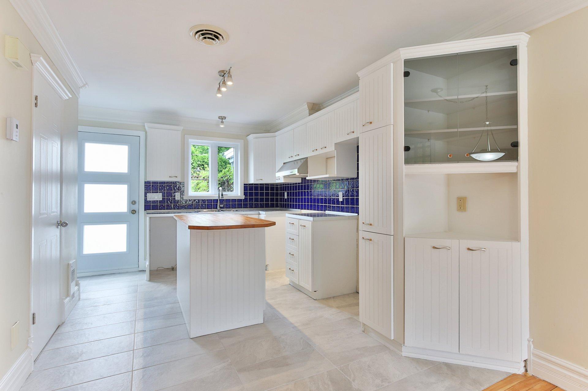 









631


Rue Marie-Derome

,
Saint-Jean-sur-Richelieu,




QC
J3A1P8

