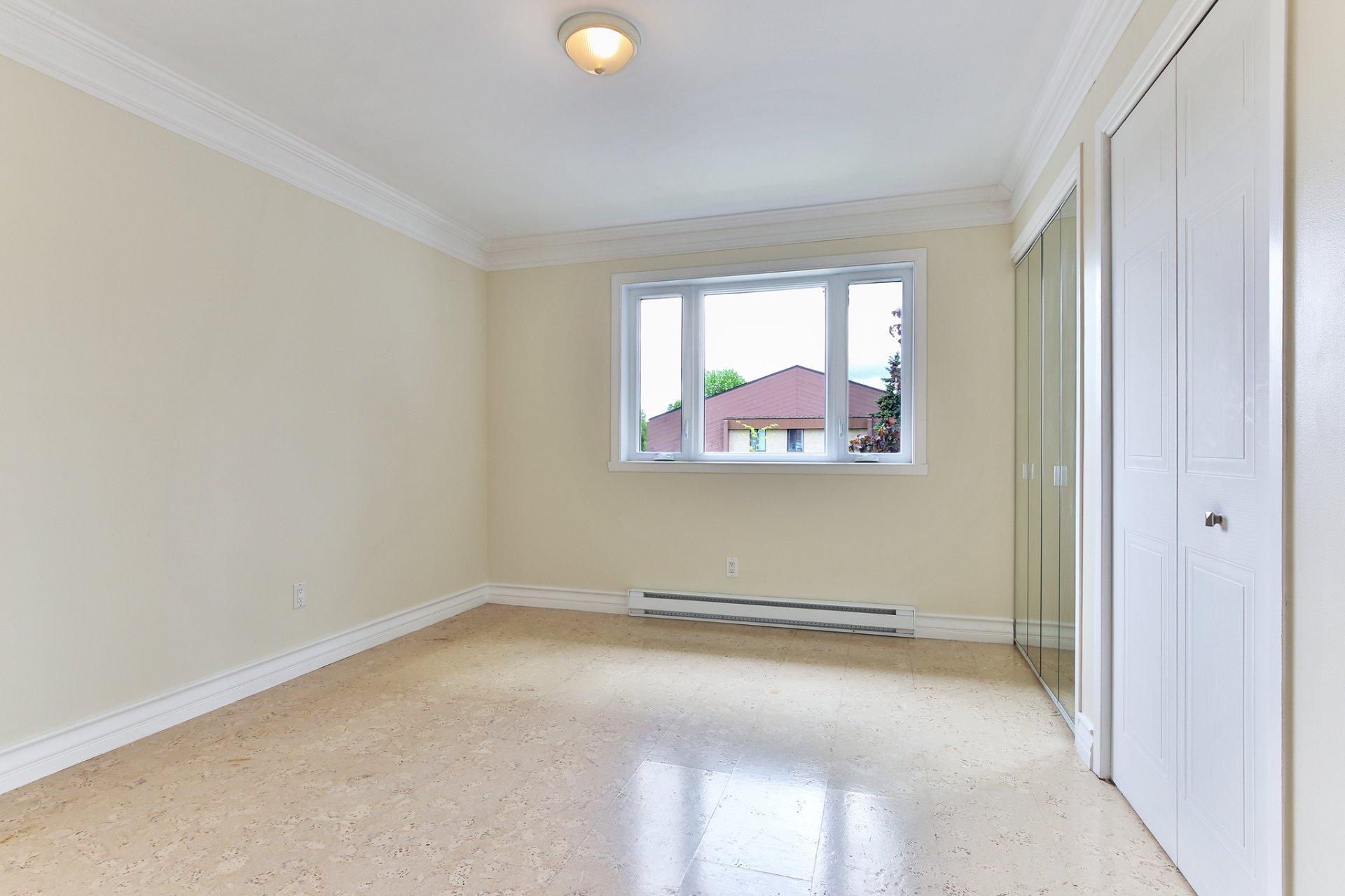 









631


Rue Marie-Derome

,
Saint-Jean-sur-Richelieu,




QC
J3A1P8

