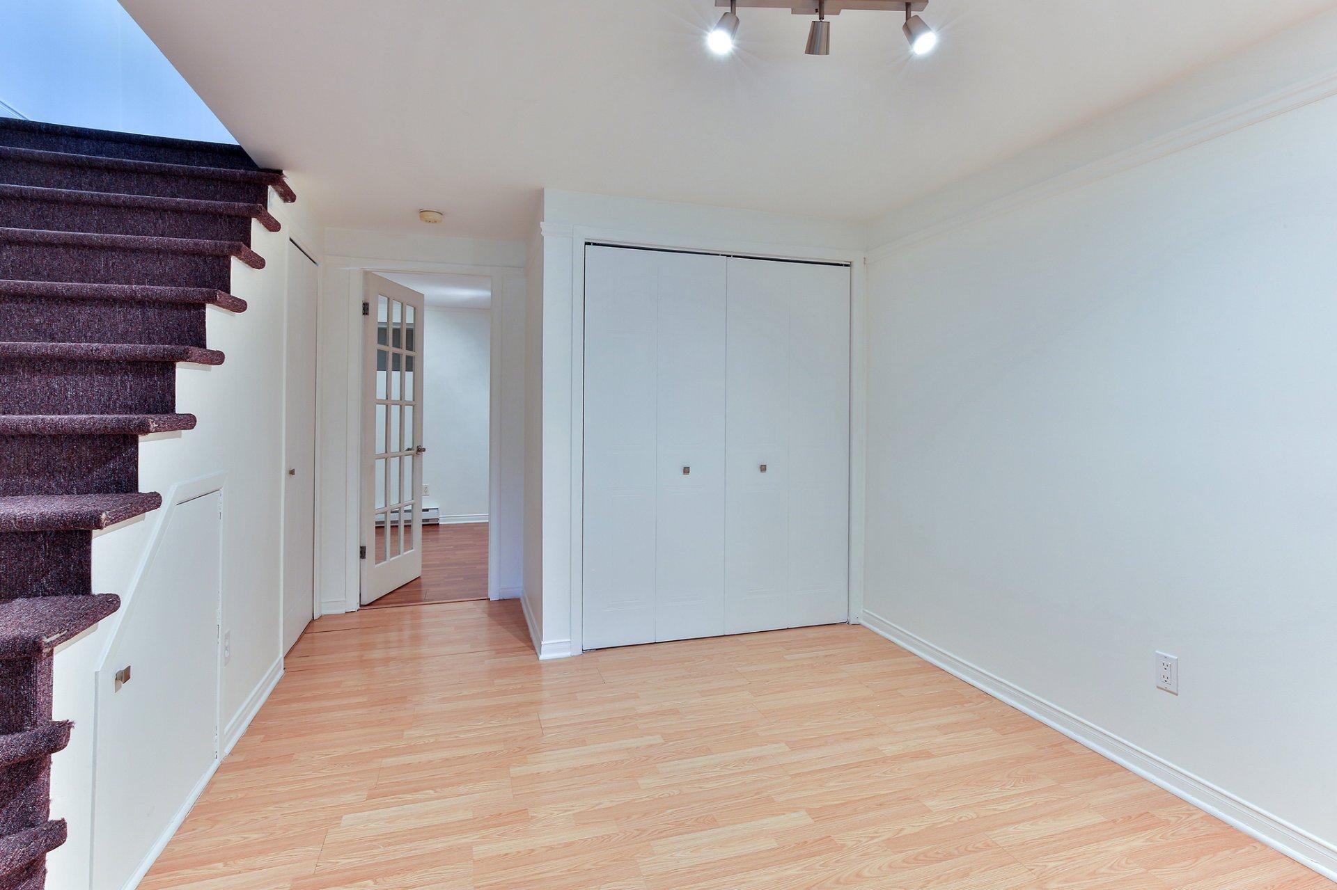 









631


Rue Marie-Derome

,
Saint-Jean-sur-Richelieu,




QC
J3A1P8

