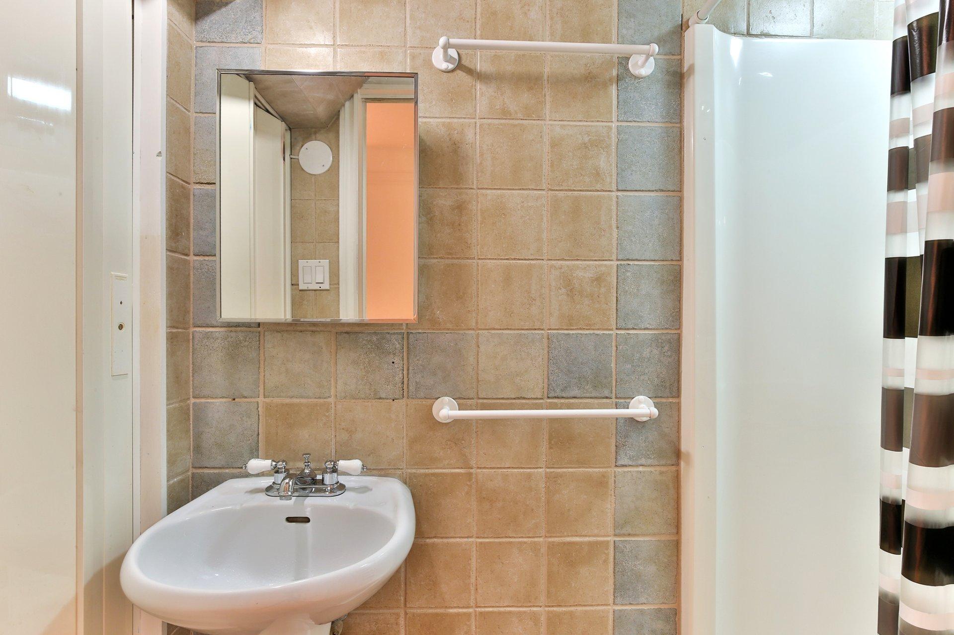 









631


Rue Marie-Derome

,
Saint-Jean-sur-Richelieu,




QC
J3A1P8

