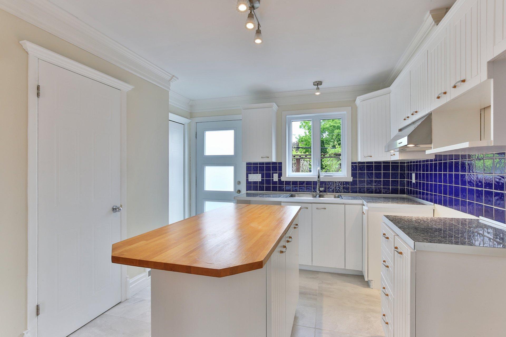 









631


Rue Marie-Derome

,
Saint-Jean-sur-Richelieu,




QC
J3A1P8

