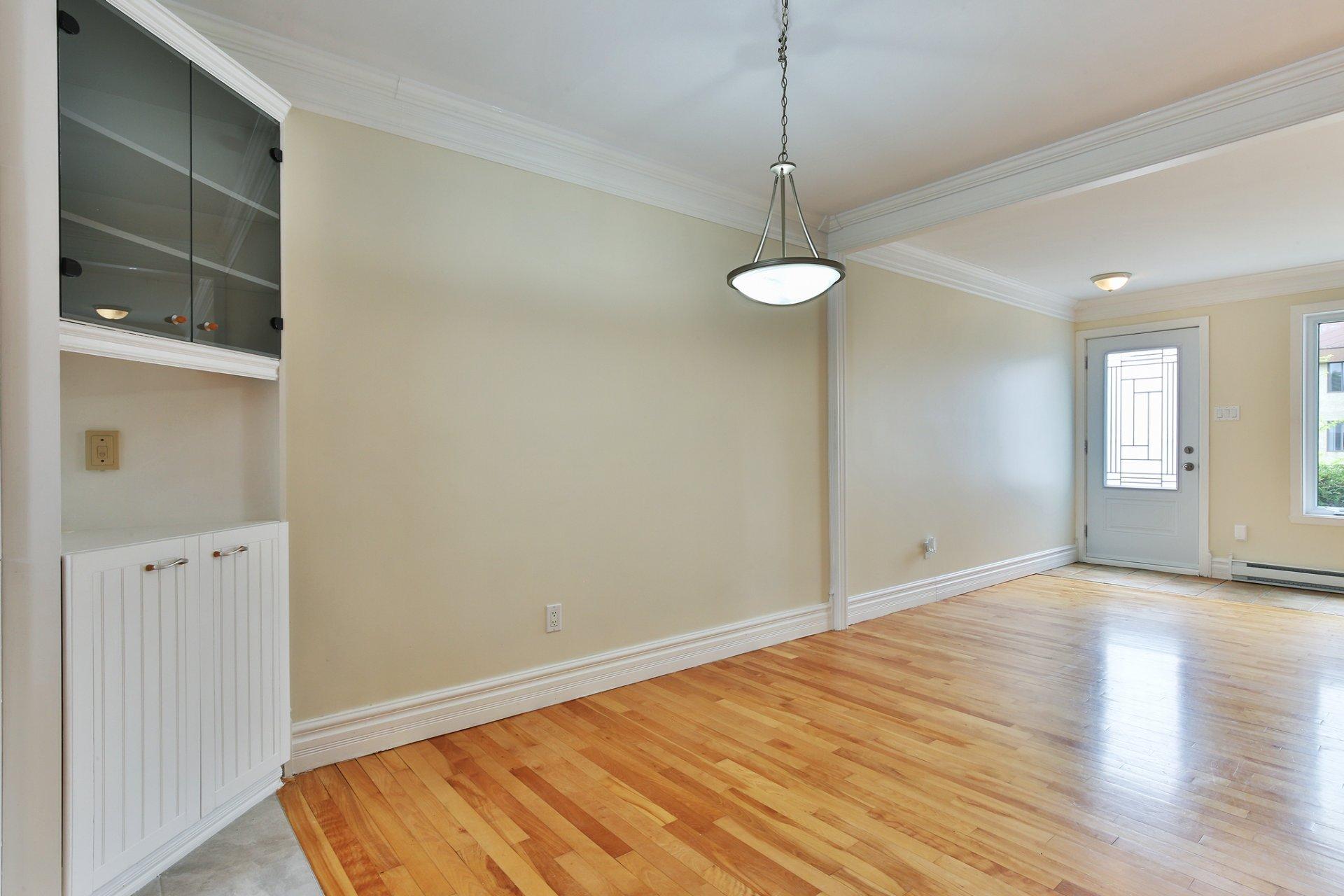 









631


Rue Marie-Derome

,
Saint-Jean-sur-Richelieu,




QC
J3A1P8

