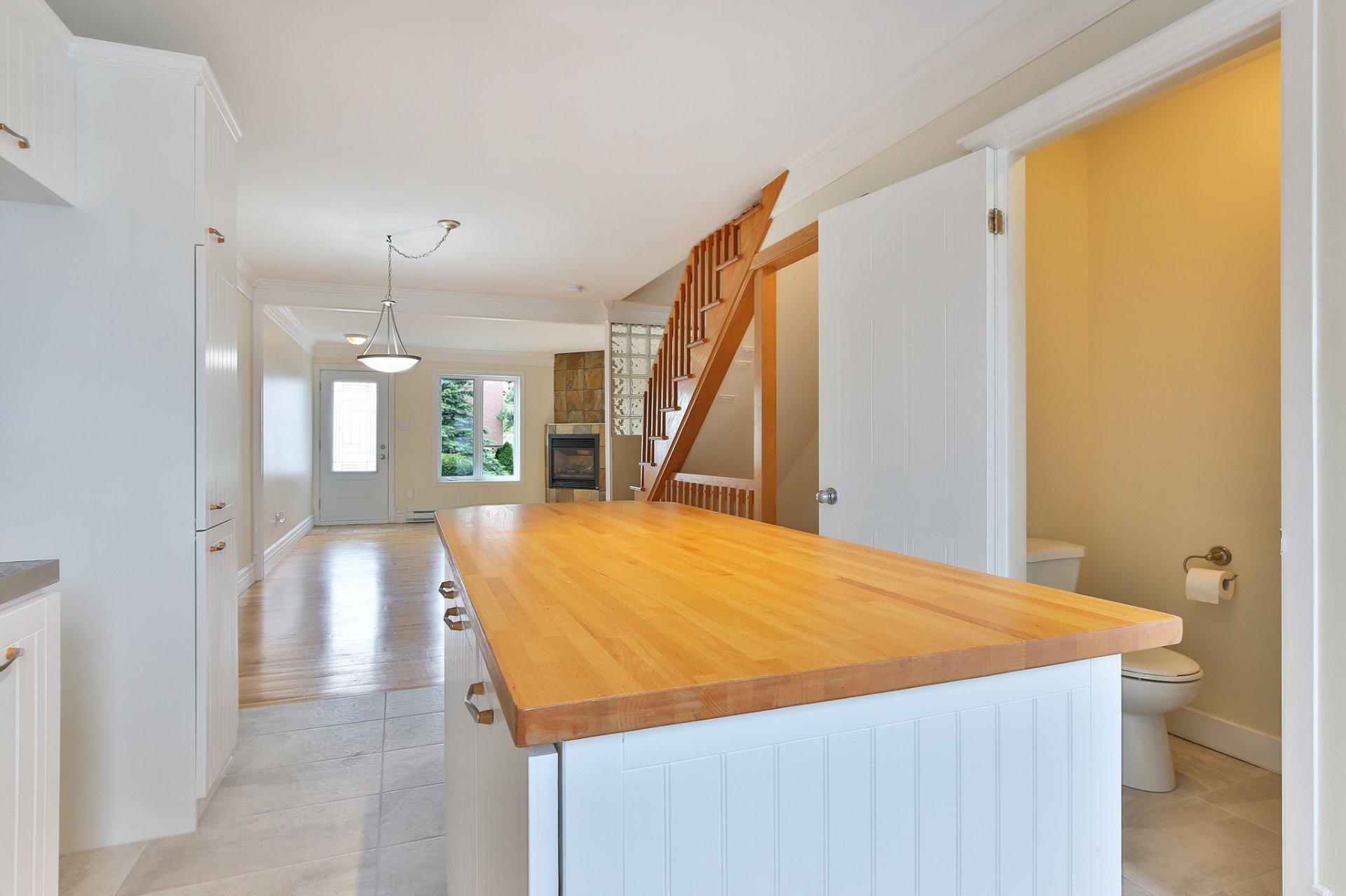 









631


Rue Marie-Derome

,
Saint-Jean-sur-Richelieu,




QC
J3A1P8

