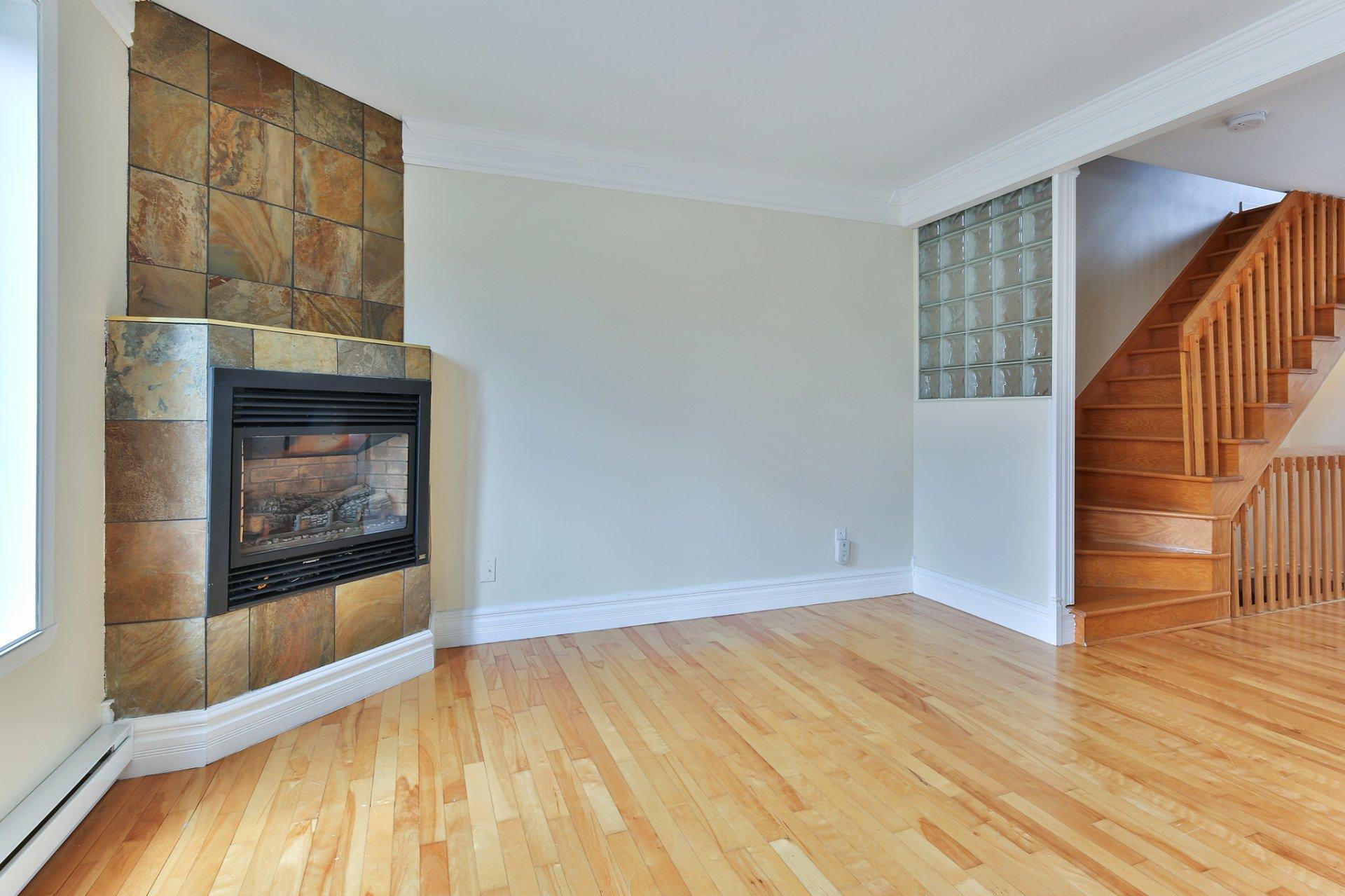 









631


Rue Marie-Derome

,
Saint-Jean-sur-Richelieu,




QC
J3A1P8

