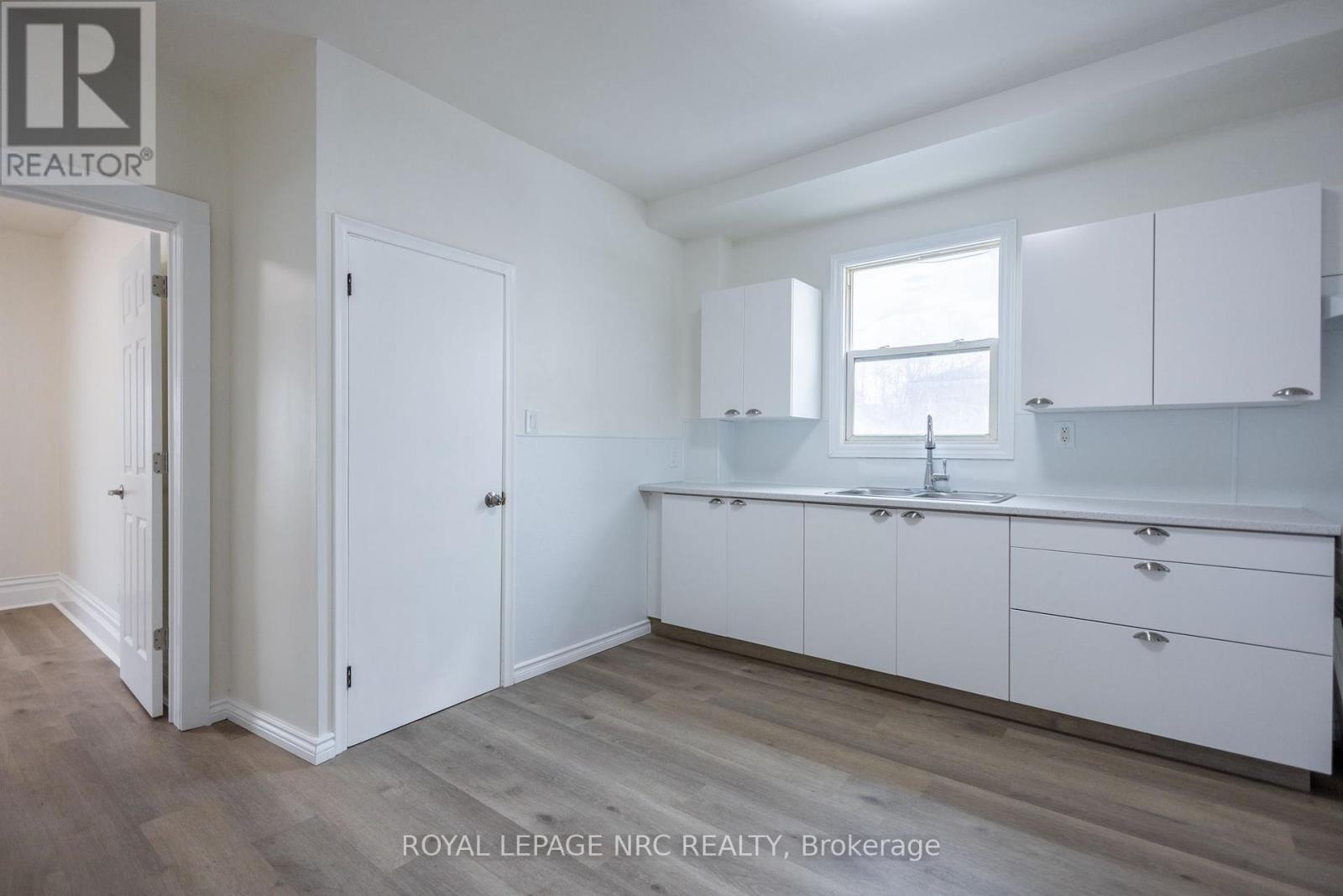












4588 NELSON CRESCENT

,
Niagara Falls (Downtown),




Ontario
L2E1E9

