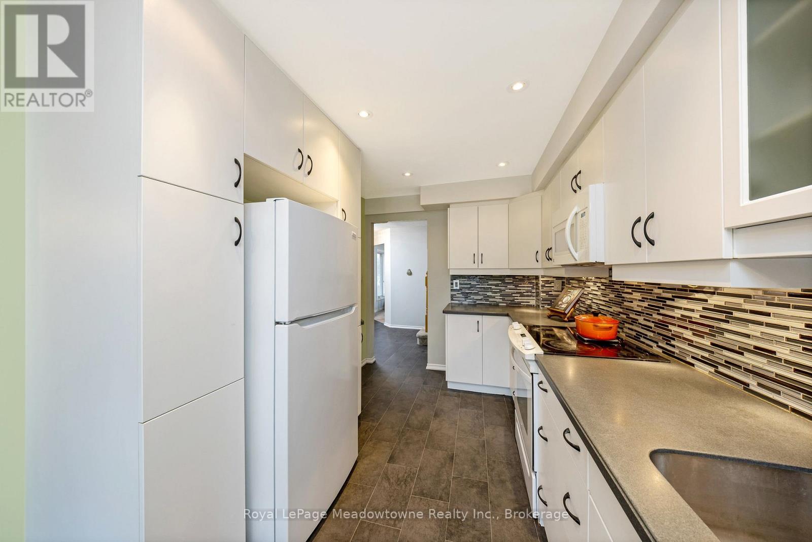 












6 - 500 SILVERTHORNE CRESCENT

,
Mississauga (Hurontario),




Ontario
L5R1W3

