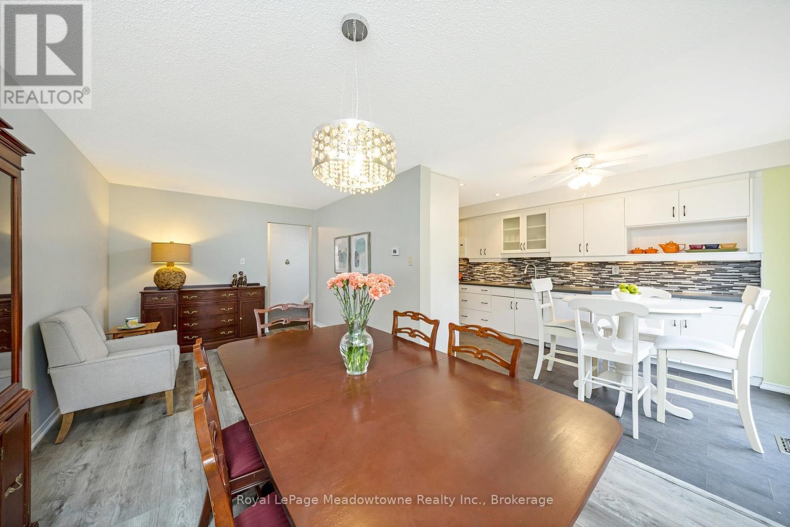 












6 - 500 SILVERTHORNE CRESCENT

,
Mississauga (Hurontario),




Ontario
L5R1W3

