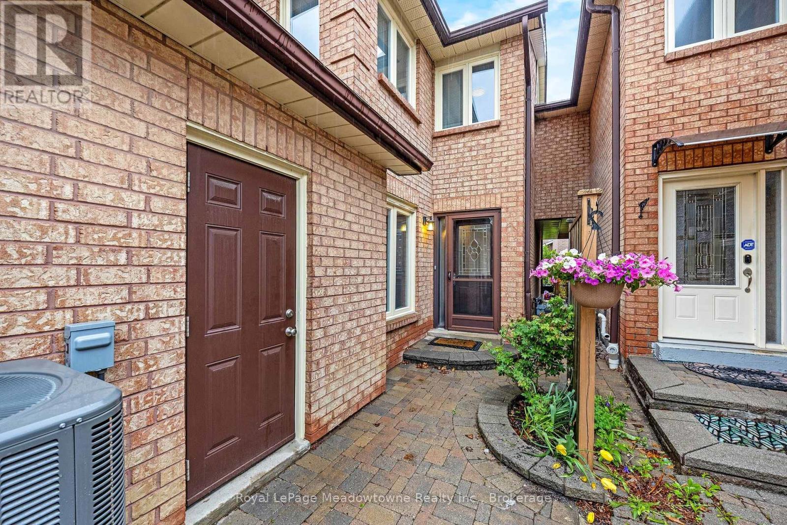 












6 - 500 SILVERTHORNE CRESCENT

,
Mississauga (Hurontario),




Ontario
L5R1W3

