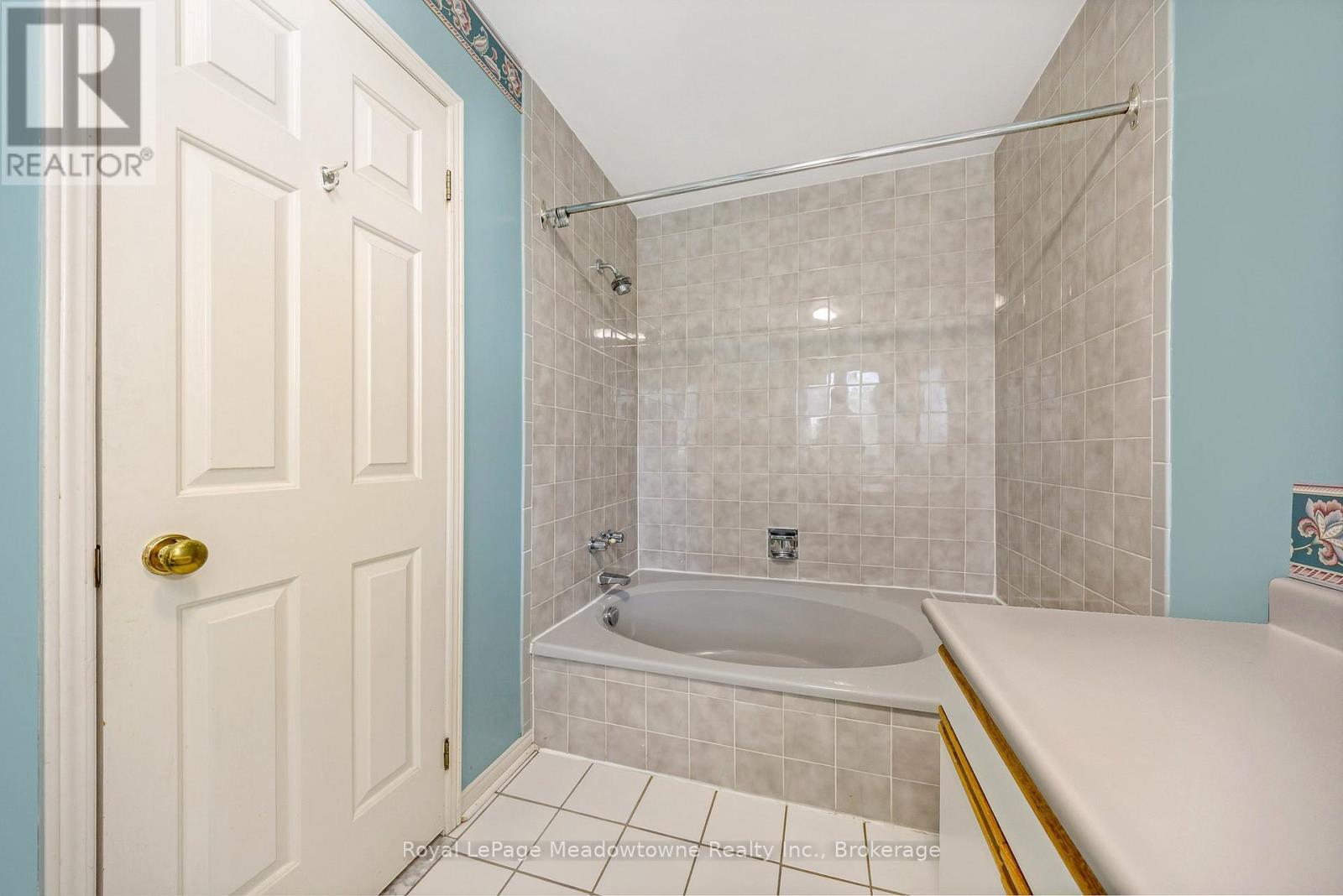 












6 - 500 SILVERTHORNE CRESCENT

,
Mississauga (Hurontario),




Ontario
L5R1W3

