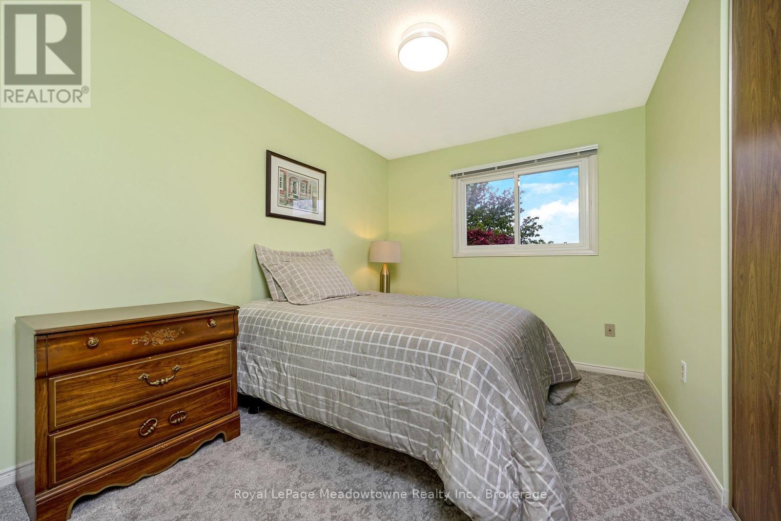 












6 - 500 SILVERTHORNE CRESCENT

,
Mississauga (Hurontario),




Ontario
L5R1W3

