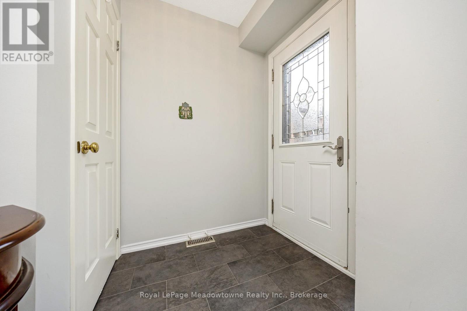 












6 - 500 SILVERTHORNE CRESCENT

,
Mississauga (Hurontario),




Ontario
L5R1W3

